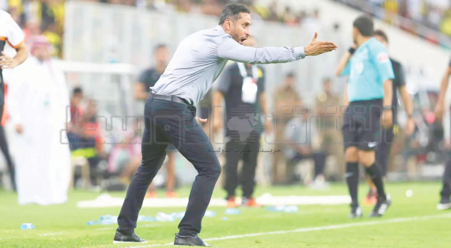 الجابر متفاعلاً مع إحدى هجمات فريقه الشباب أمام الاتحاد (تصوير: عدنان مهدلي)