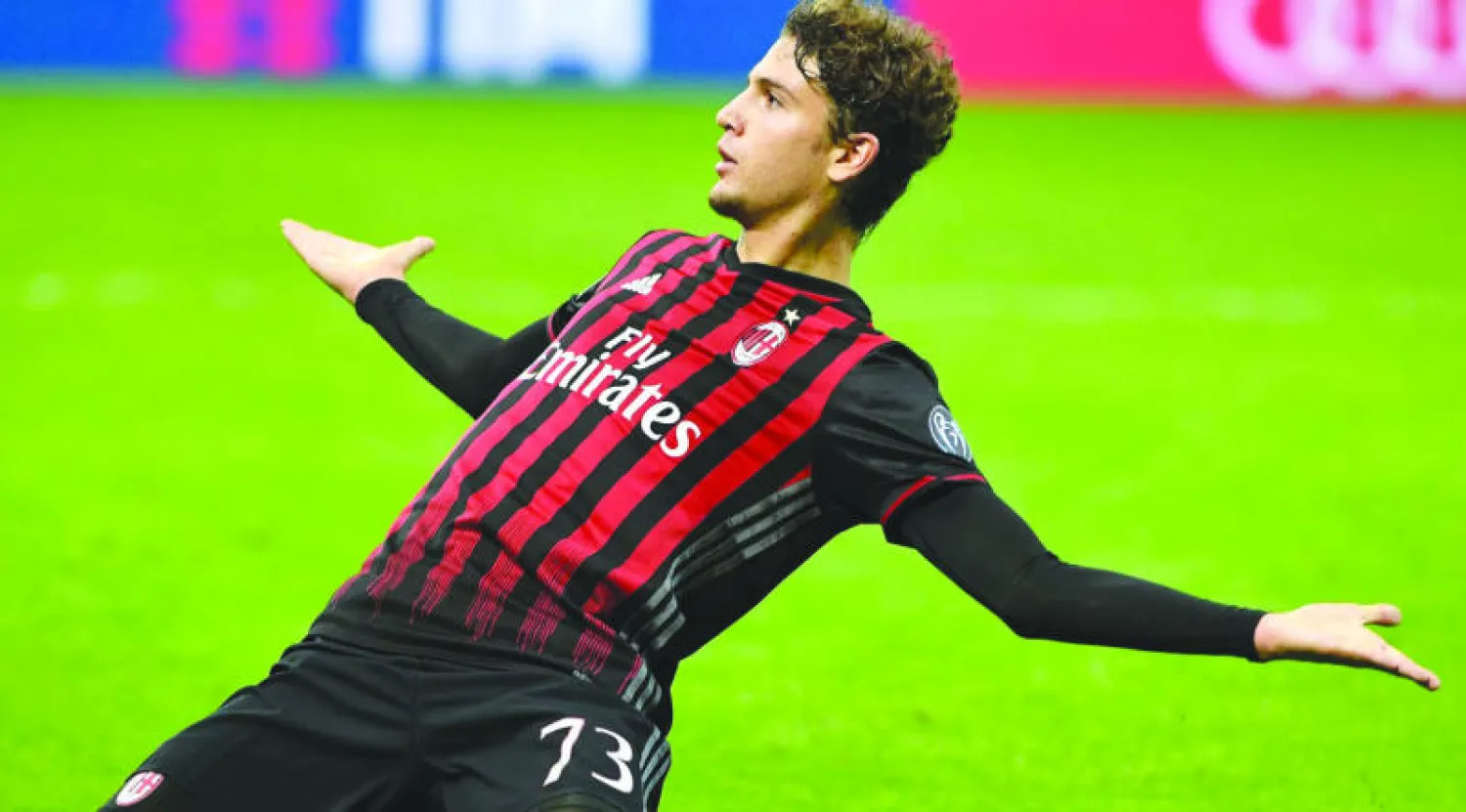 لوكاتيلي مهاجم ميلان الصاعد يحتفل بهدفه في مرمى يوفنتوس