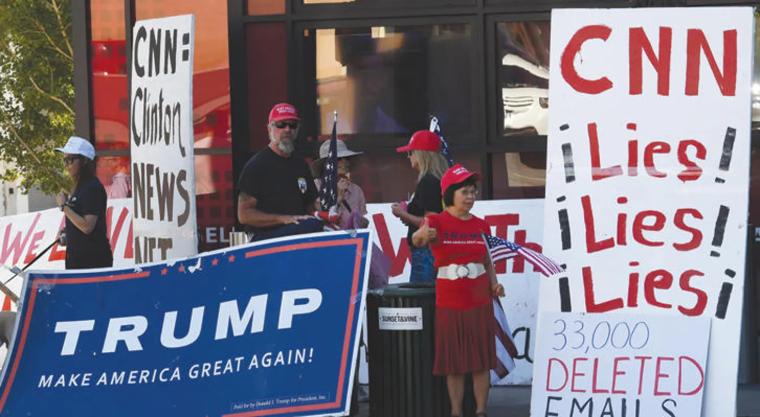 مؤيدو ترامب يتظاهرون خارج مبنى «سي ان ان» ضد تغطيتها «المتحيزة» في هوليوود أول من أمس (أ.ف.ب)