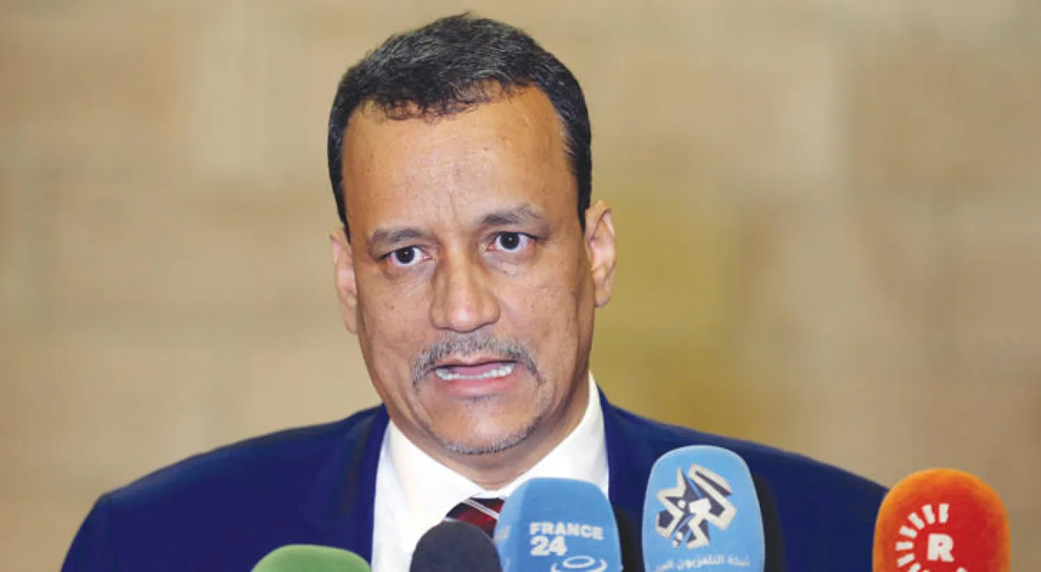 المبعوث الأممي متحدثًا لوسائل الإعلام من صنعاء أمس (رويترز)