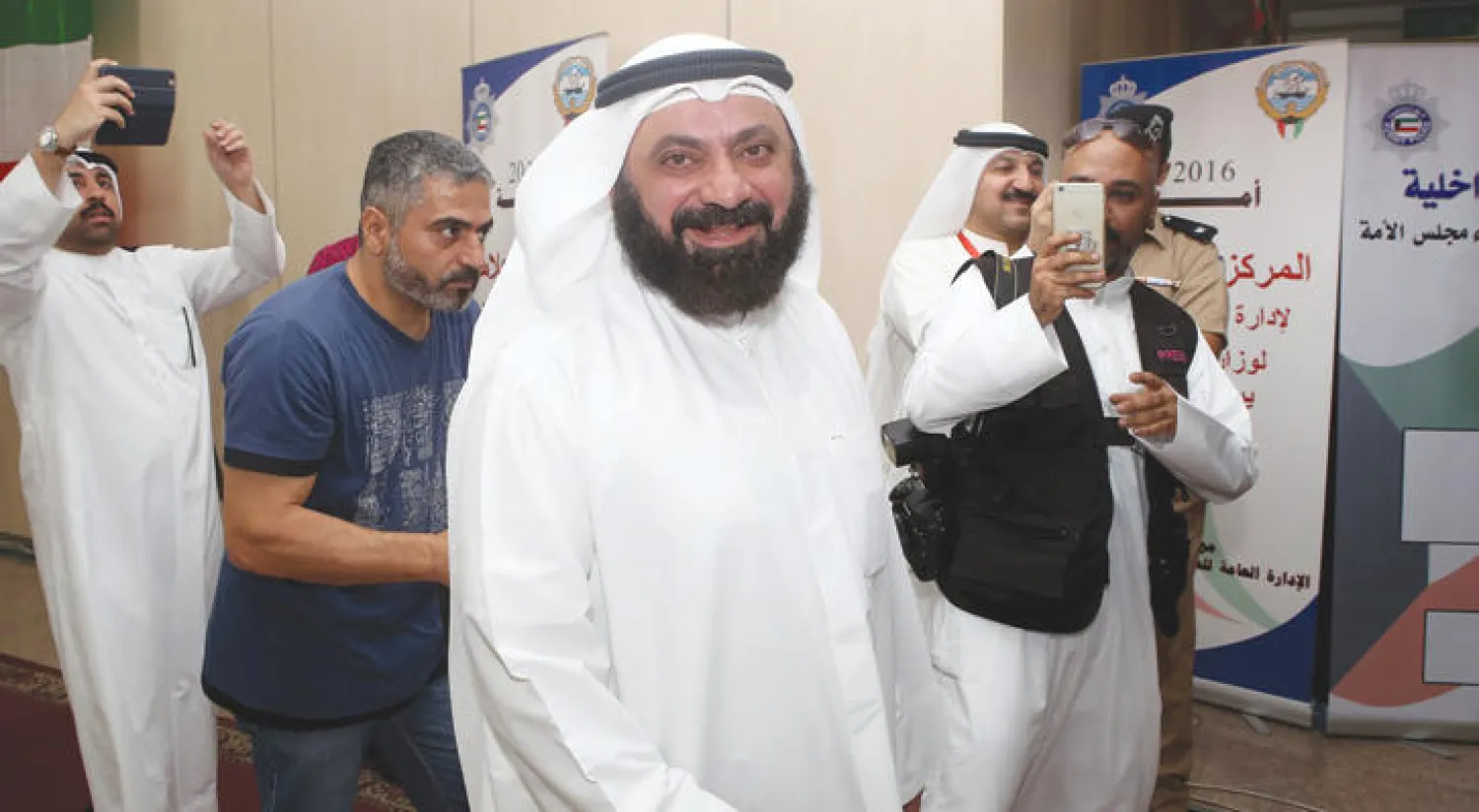 أحد زعماء المعارضة الكويتية وليد الطبطبائي أثناء وصوله إلى مكتب الانتخابات لتسجيل إسمه للترشيح نفسه للانتخابات التشريعية المقبلة (أ.ف.ب)