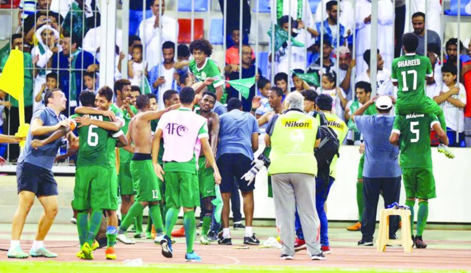 من احتفالات لاعبي الأخضر بالإنجاز («الشرق الأوسط»)