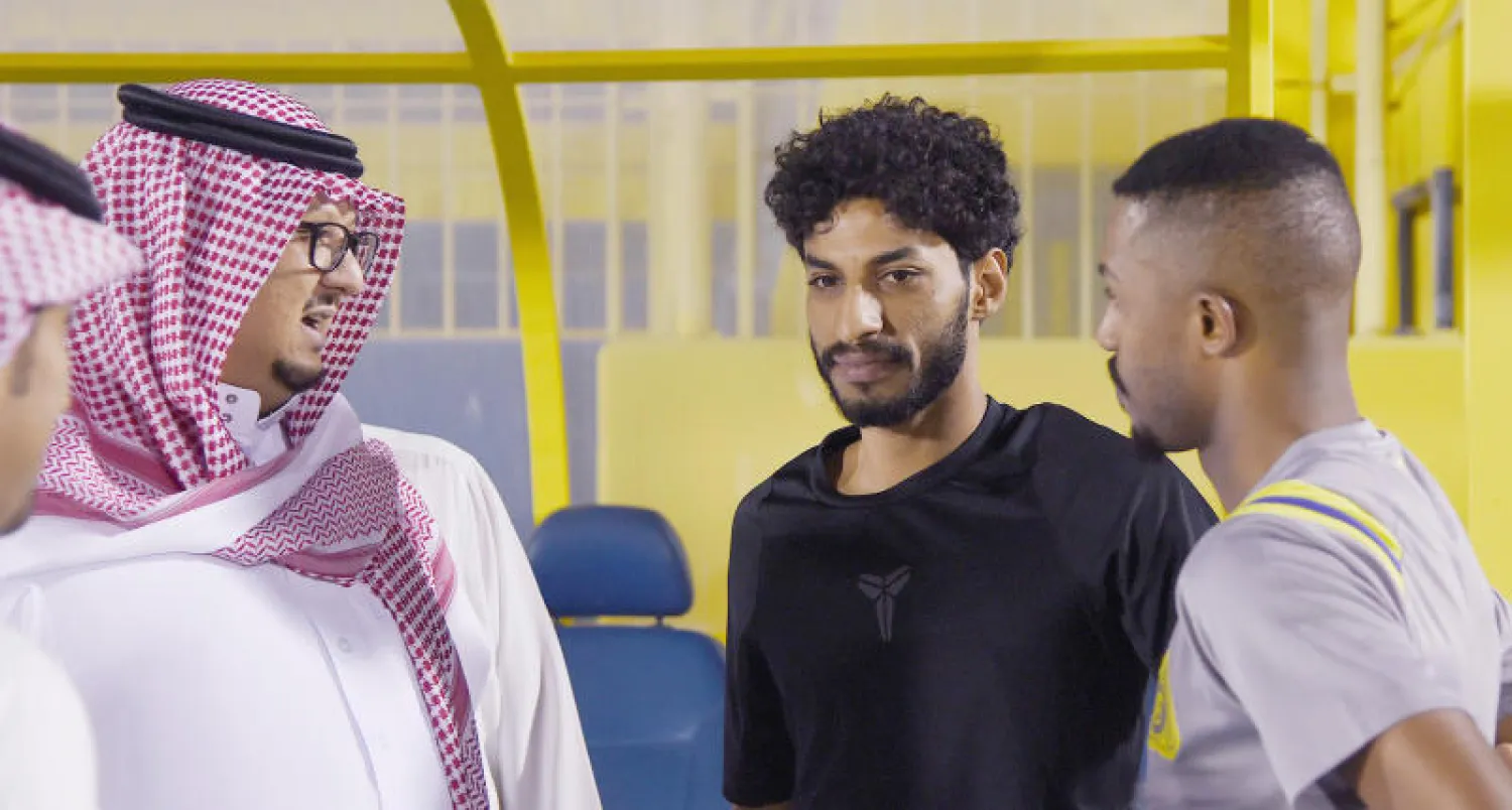 الأمير فيصل بن تركي رئيس النصر متحدثًا للاعب الجبرين (المركز الإعلامي بنادي النصر)