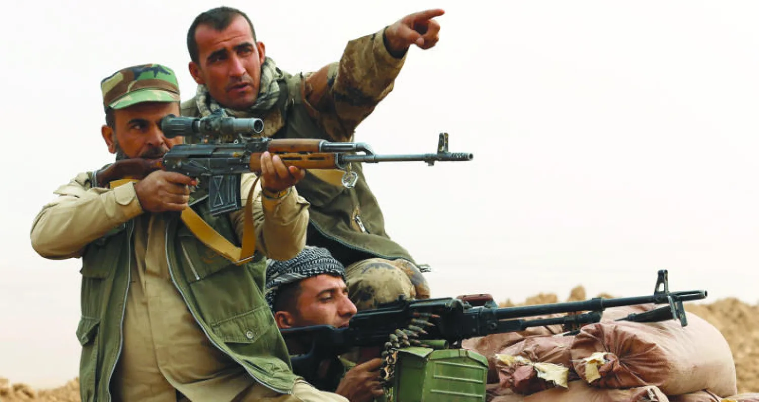 عناصر من البيشمركة يصوبون أسلحتهم نحو مقاتلي داعش قرب بعشيقة (رويترز)
