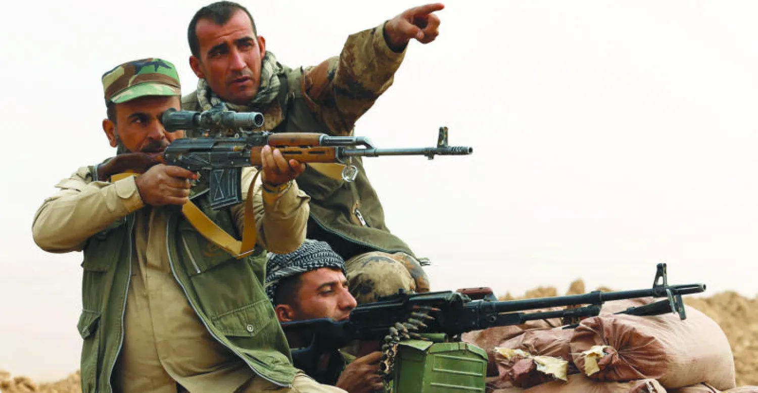 عناصر من البيشمركة يصوبون أسلحتهم نحو مقاتلي داعش قرب بعشيقة (رويترز)