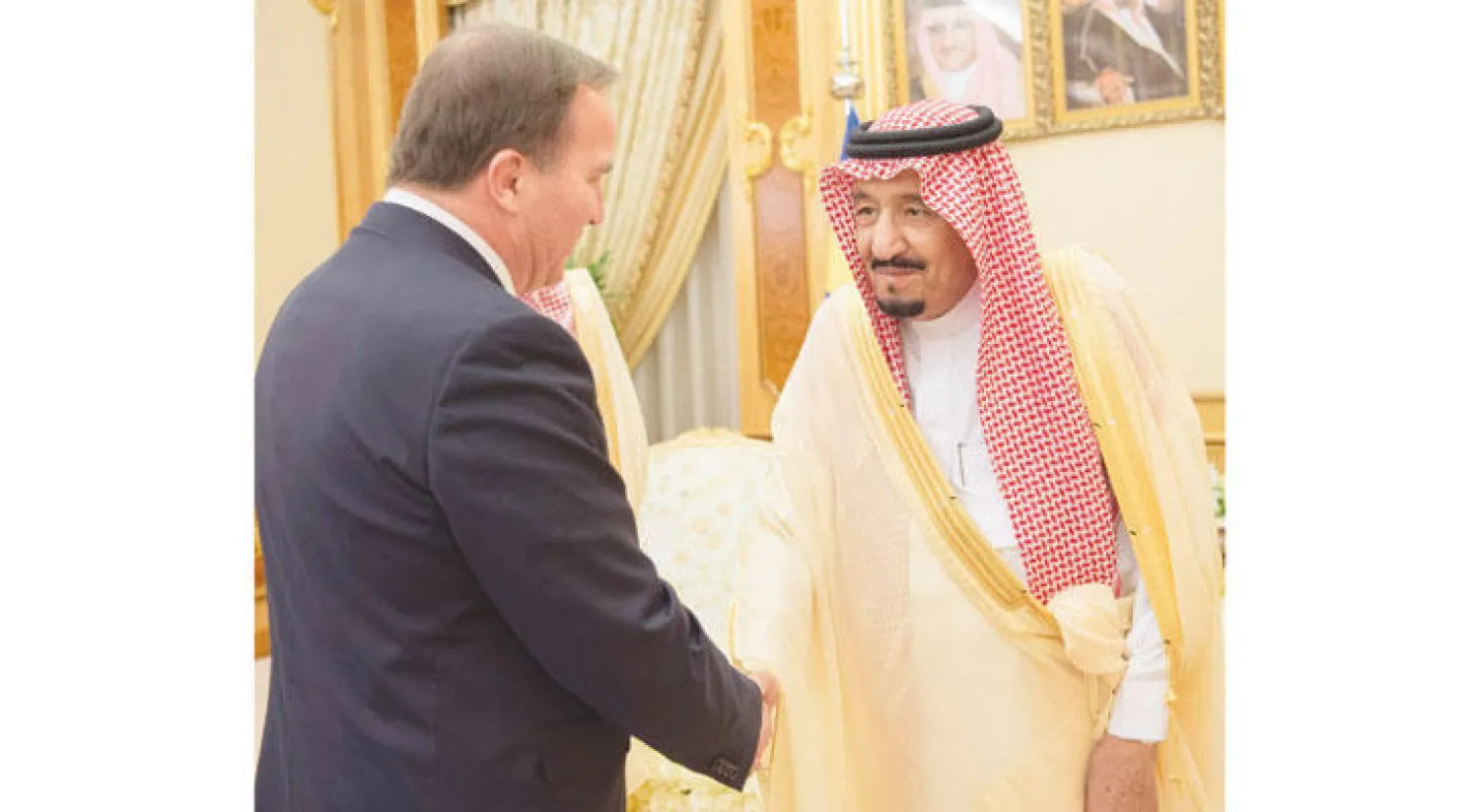 الملك سلمان بن عبد العزيز لدى لقائه رئيس الوزراء السويدي ستيفان لوفن في الرياض أول من أمس (واس)