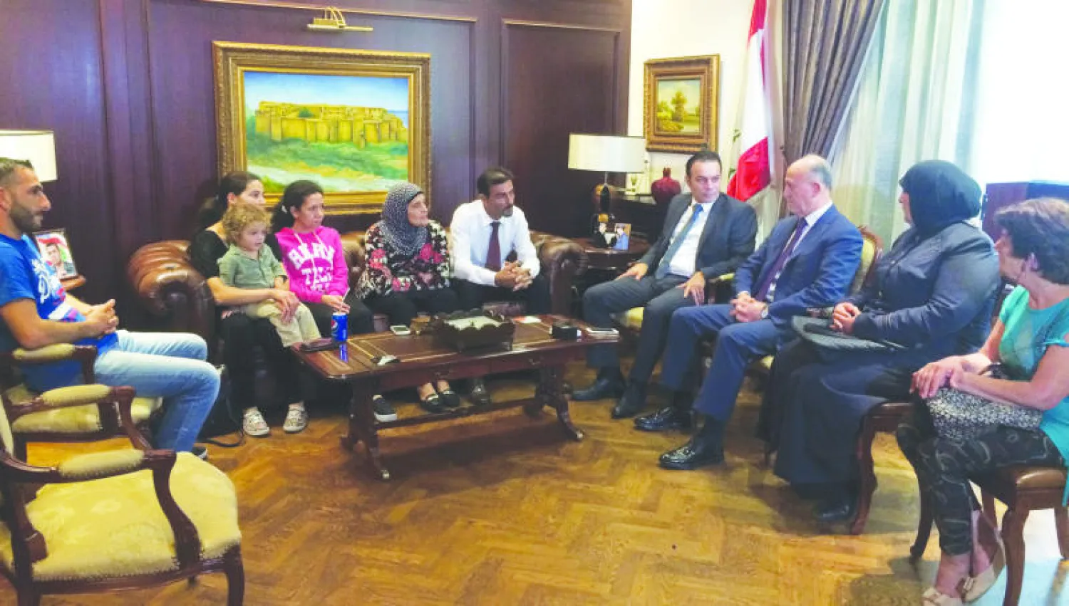 استقبل وزير العدل اللواء أشرف ريفي أهالي العسكريين المخطوفين لدى تنظيم «داعش» في مكتبه بالأشرفية أمس وبحث معهم القضية مؤكدا متابعته لها ضمن إمكاناته (الوكالة الوطنية للإعلام)