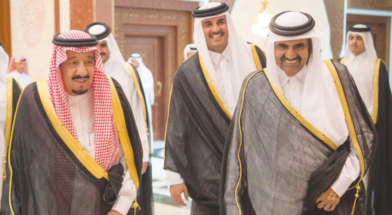 خادم الحرمين الشريفين الملك سلمان بن عبد العزيز لدى وصوله إلى الدوحة أمس، على رأس وفد كبير، لتقديم التعازي في وفاة الشيخ خليفة بن حمد آل ثاني أمير قطر الأسبق (واس)