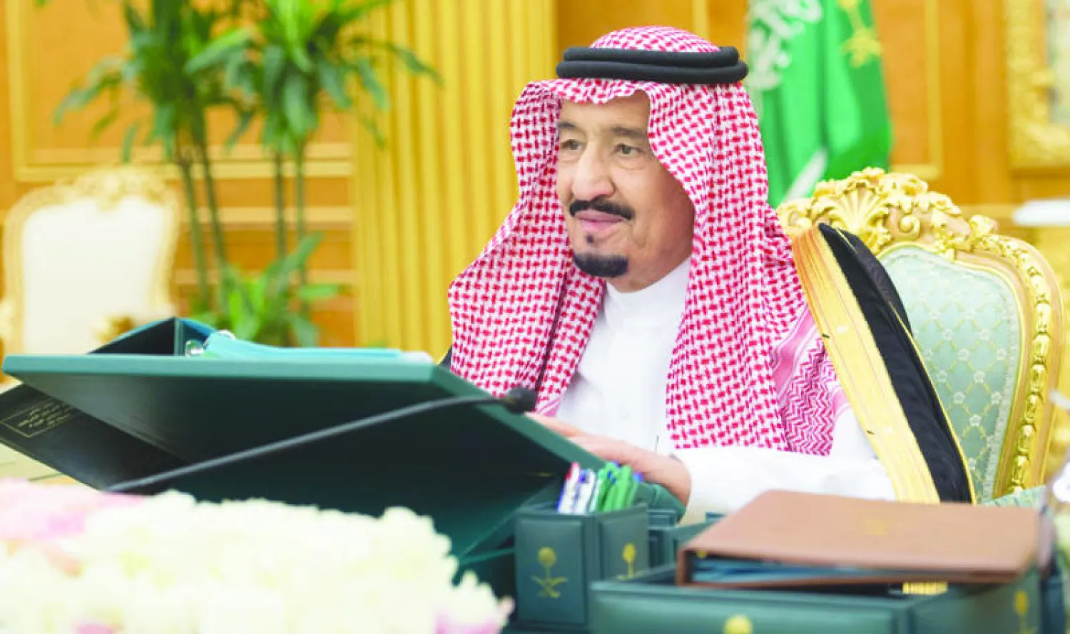 الملك سلمان بن عبد العزيز لدى ترؤسه جلسة مجلس الوزراء أمس (واس)