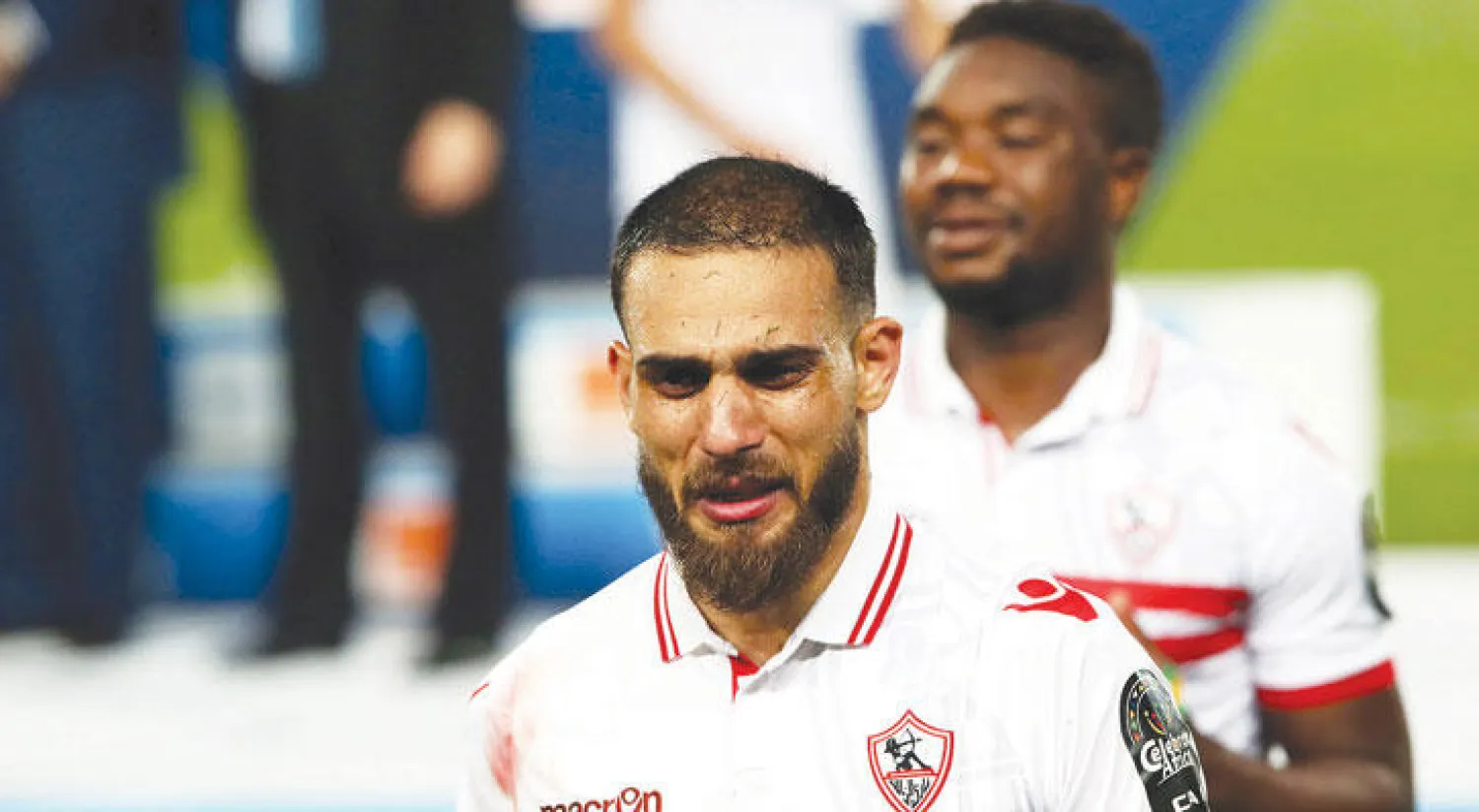 أحمد دويدار لاعب الزمالك يبكي بعد خسارة اللقب القاري (إ.ب.أ)