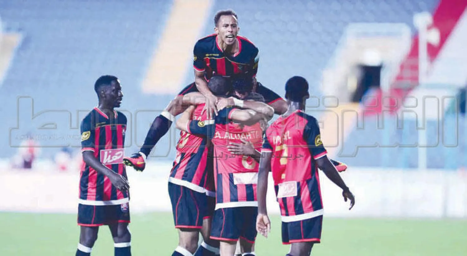 لاعبو الرائد يحتفلون بفوزهم على الفيصلي (تصوير: عبد الرحمن القحطاني)