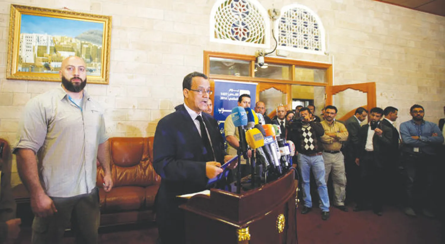 إسماعيل ولد الشيخ لدى تصريحه لوسائل الإعلام قبيل مغادرته صنعاء أمس (رويترز)