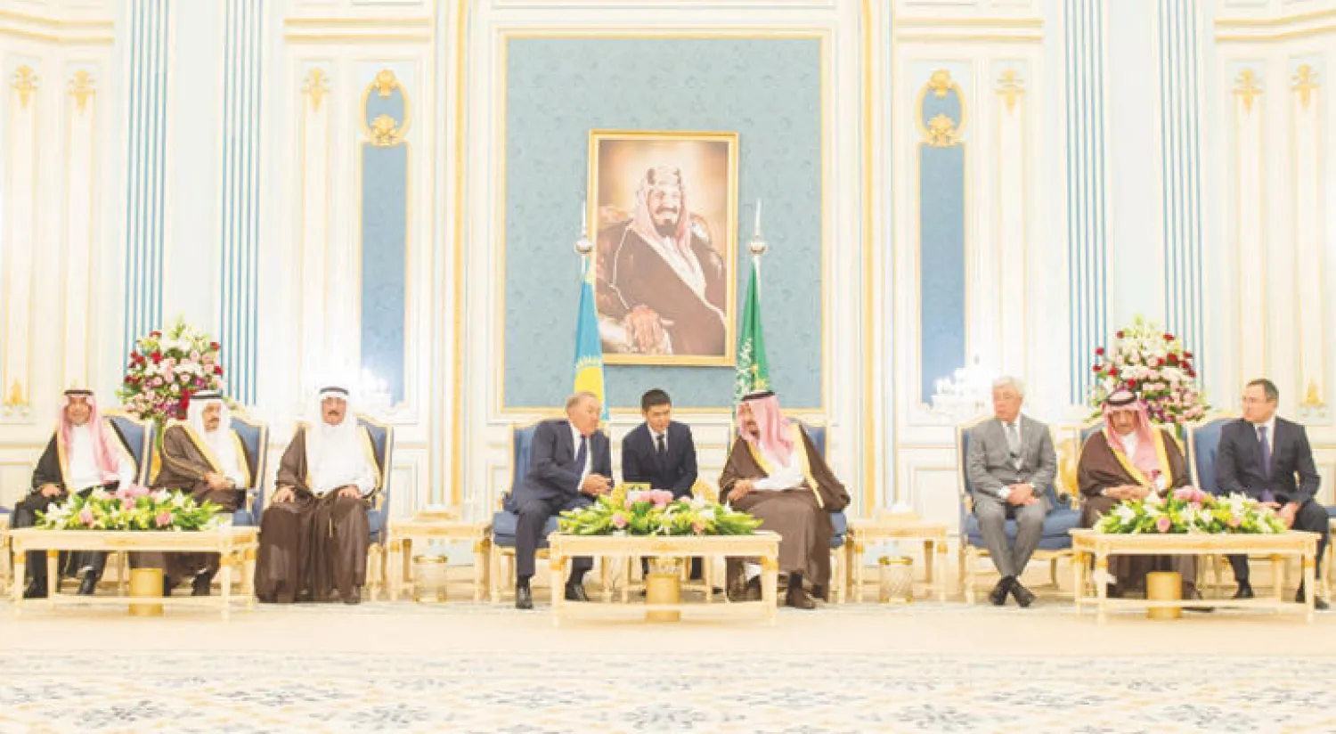 الملك سلمان كرم ضيفه الرئيس نور سلطان نزار باييف والوفد المرافق له وأقام حفل استقبال في قصر اليمامة بالرياض بحضور الأمير محمد بن نايف ولي العهد والأمير فيصل بن بندر أمير منطقة الرياض (واس)