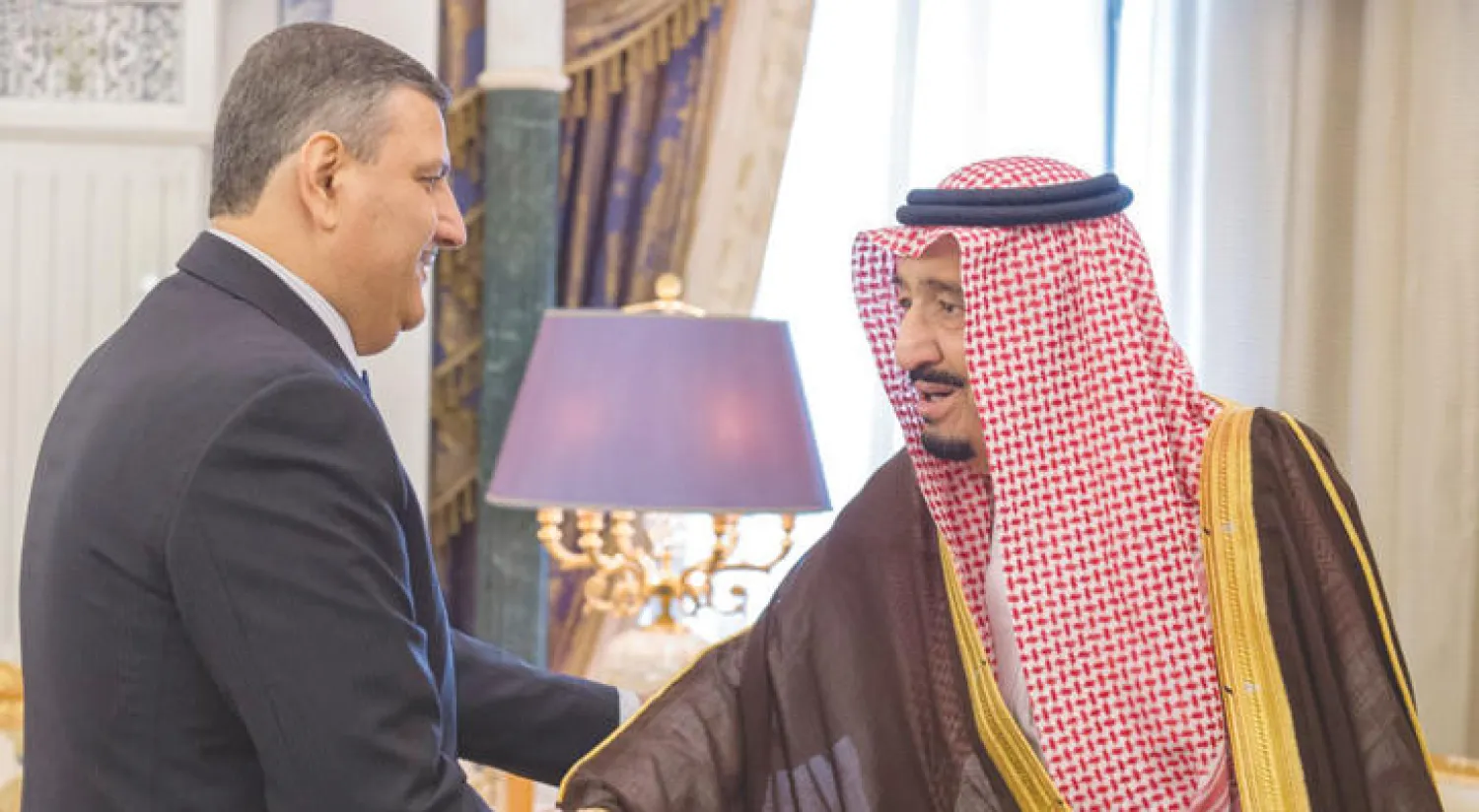 خادم الحرمين الشريفين الملك سلمان بن عبد العزيز  لدى استقباله الدكتور رياض حجاب المنسق العام للهيئة العليا للمفاوضات لقوى الثورة والمعارضة السورية،في الرياض أمس (واس)