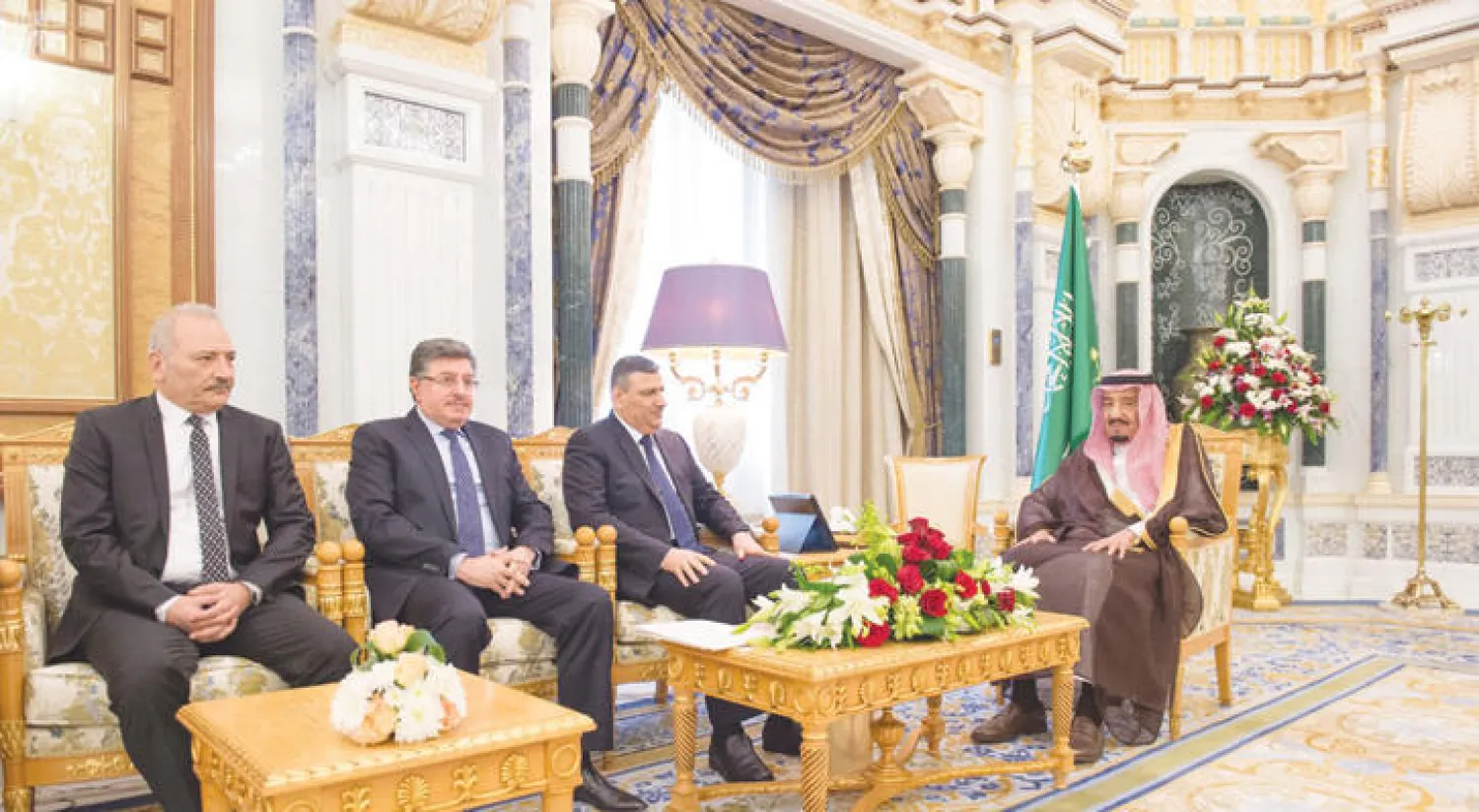 الملك سلمان بن عبد العزيز لدى لقائه الدكتور رياض حجاب في الرياض أمس (واس)