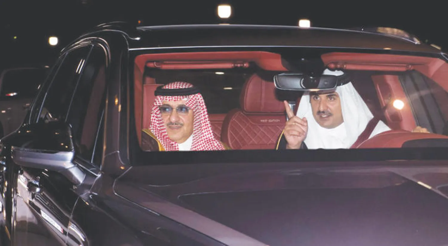 الأمير محمد بن نايف ولي العهد السعودي والشيخ تميم بن حمد في الدوحة أمس حيث قدم الأمير محمد بن نايف تعازيه للقيادة القطرية في فقيد البلاد (واس)