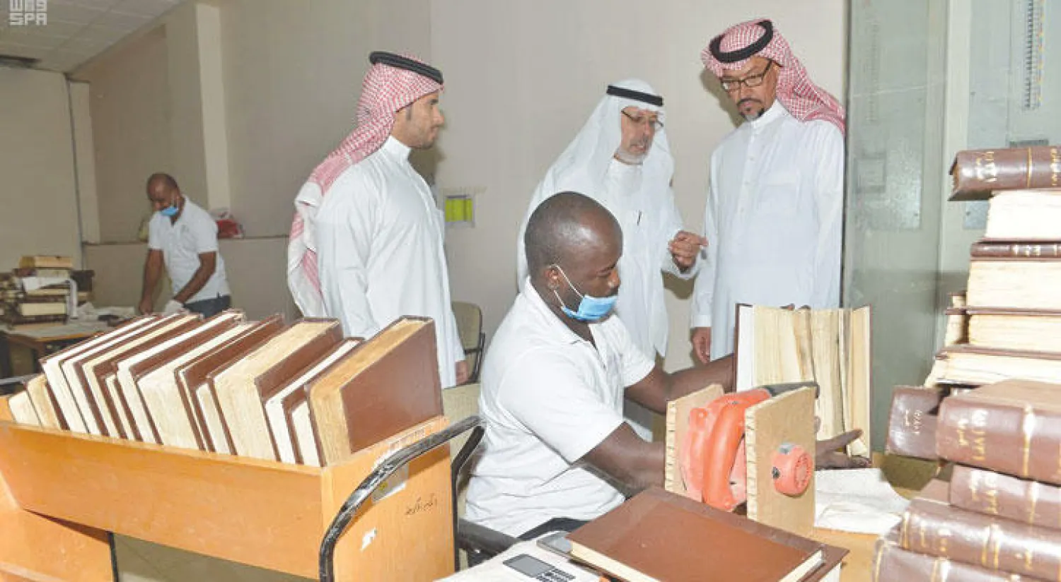 صاحب النقل عملية ترقيم المحتويات وتعقيم المخطوطات والكتب بالأوزون