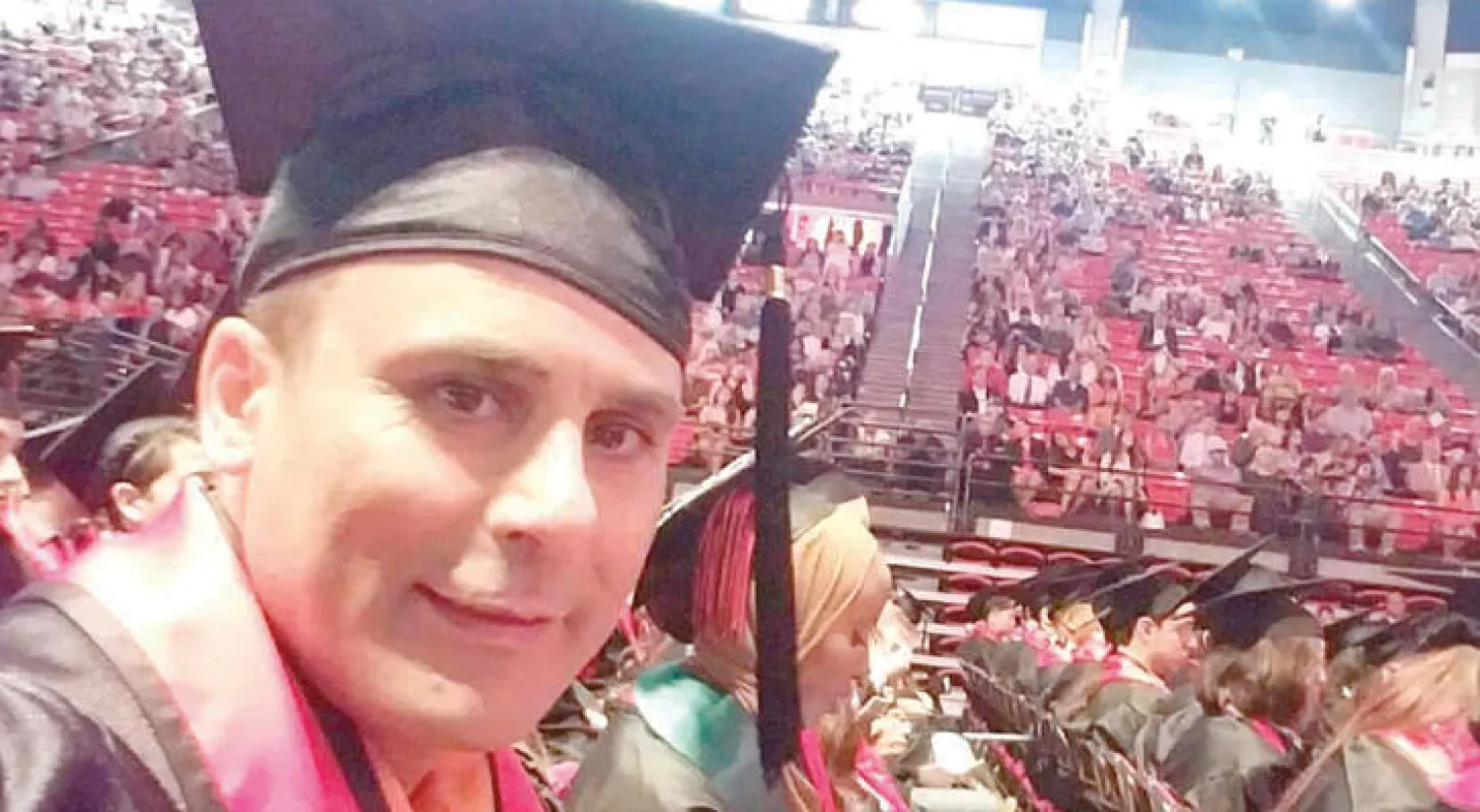 المواطن الأميركي روبن شاهيني المعتقل في إيران في حفل تخرجه من جامعة سان دييغو (أ.ب)