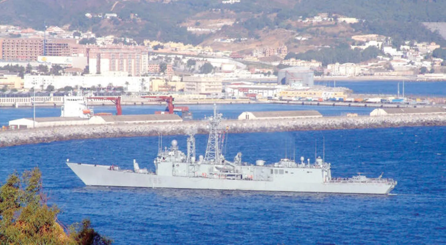 الفرقاطة الاسبانية نافارا تصل الى ميناء سبتة لمرافقة قطع الأسطول الروسي التي دخلت المياه الإسبانية في المتوسط (ا.ب.أ)