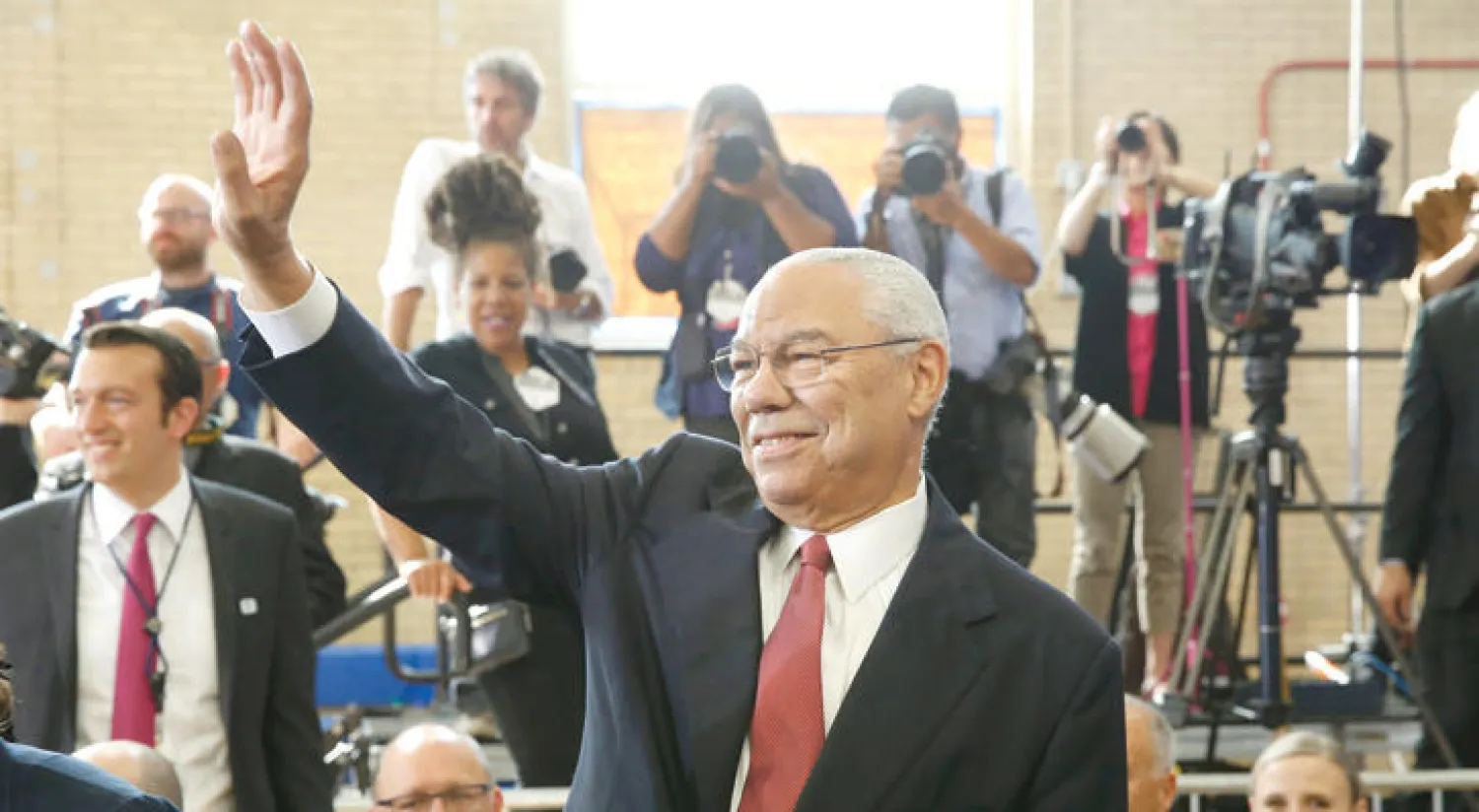 الجمهوري وزير الخارجية الأسبق كولن باول يعلن دعمه لهيلاري كلينتون ويقول إن ترامب  أهان أميركا (أ.ف.ب)