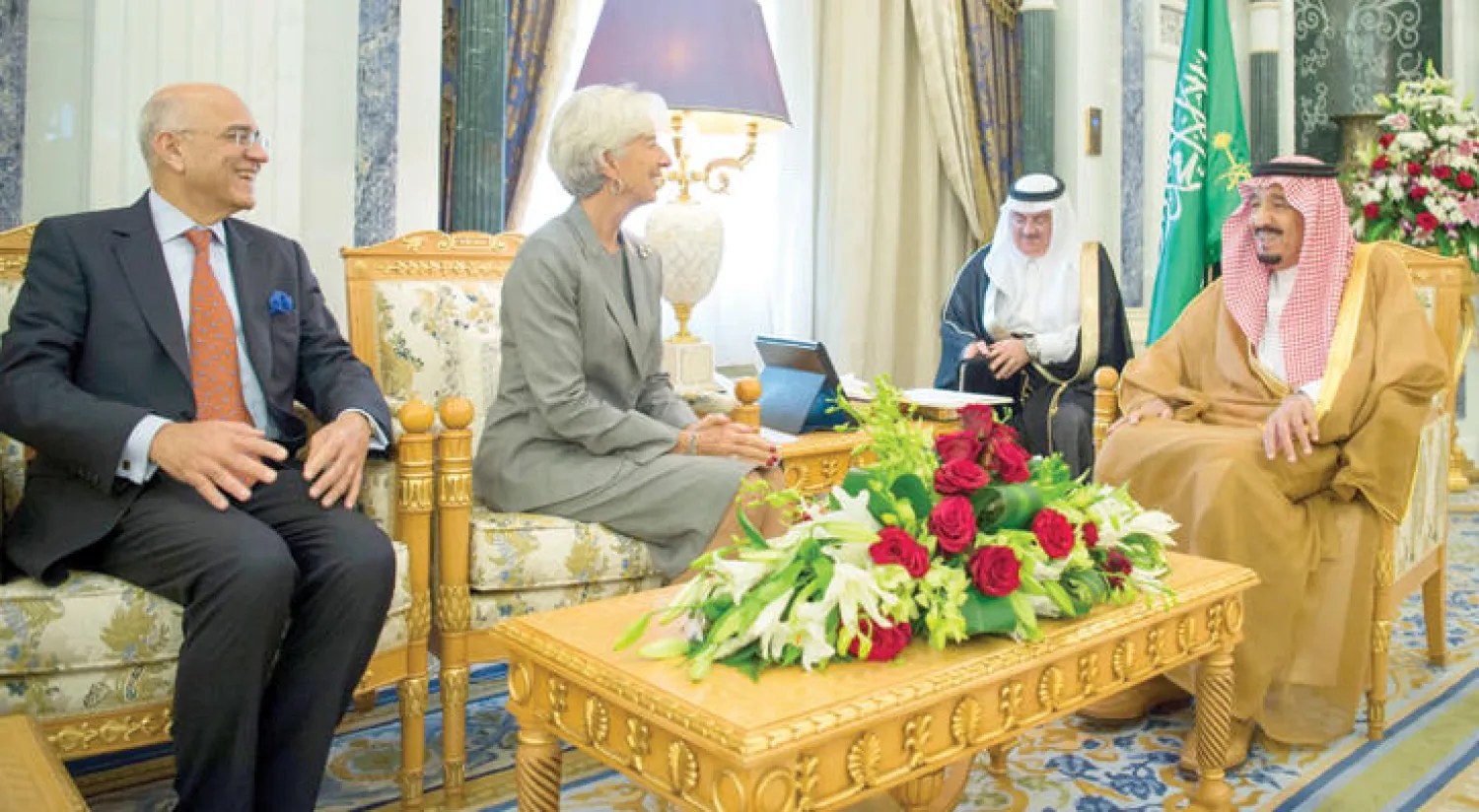 خادم الحرمين الشريفين  لدى لقائه مديرة صندوق النقد الدولي كريستين لاغارد في الرياض أمس (واس)