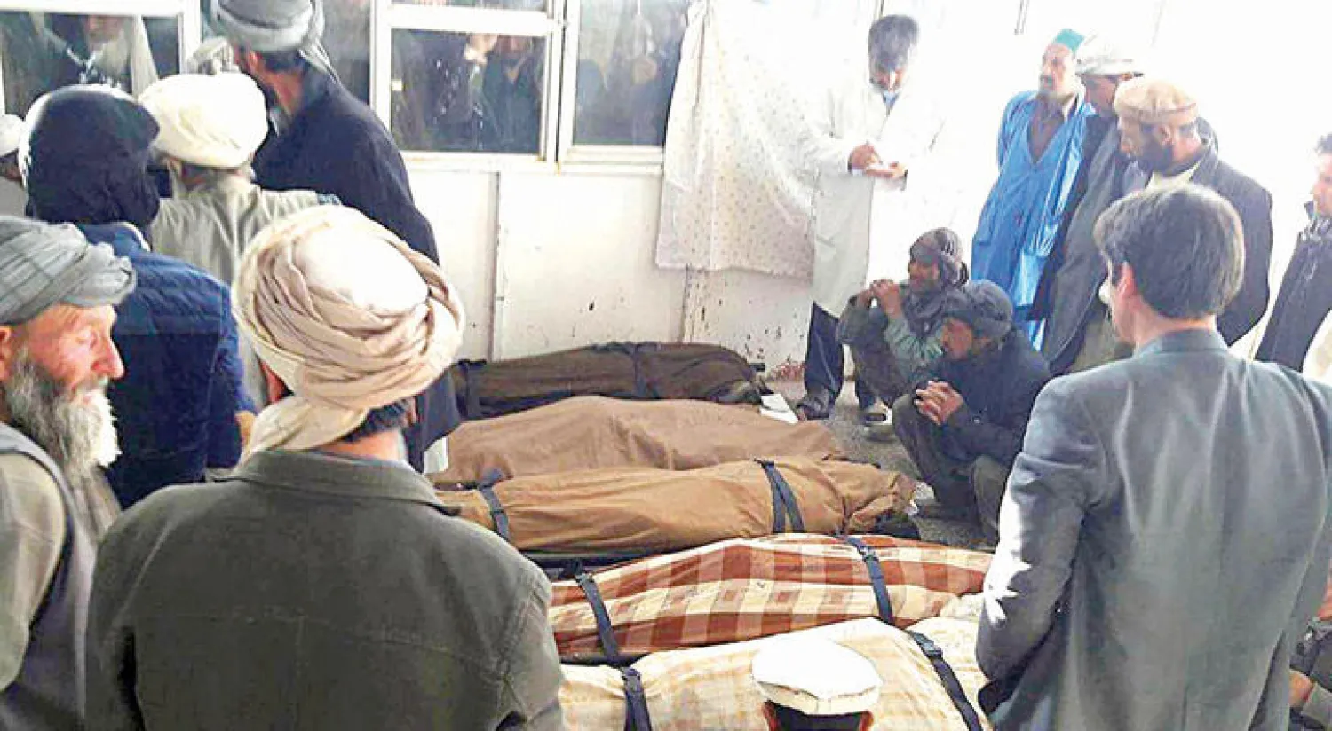 جانب من القتلى الذين جرى إعدامهم من طرف مسلحين ينتمون إلى تنظيم داعش في شرق أفغانستان (أ.ب)