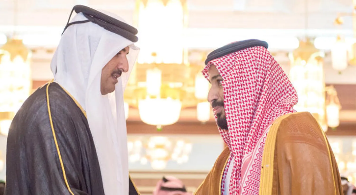 الأمير محمد بن سلمان لدى تعزيته الشيخ تميم بن حمد في الدوحة أمس (واس)