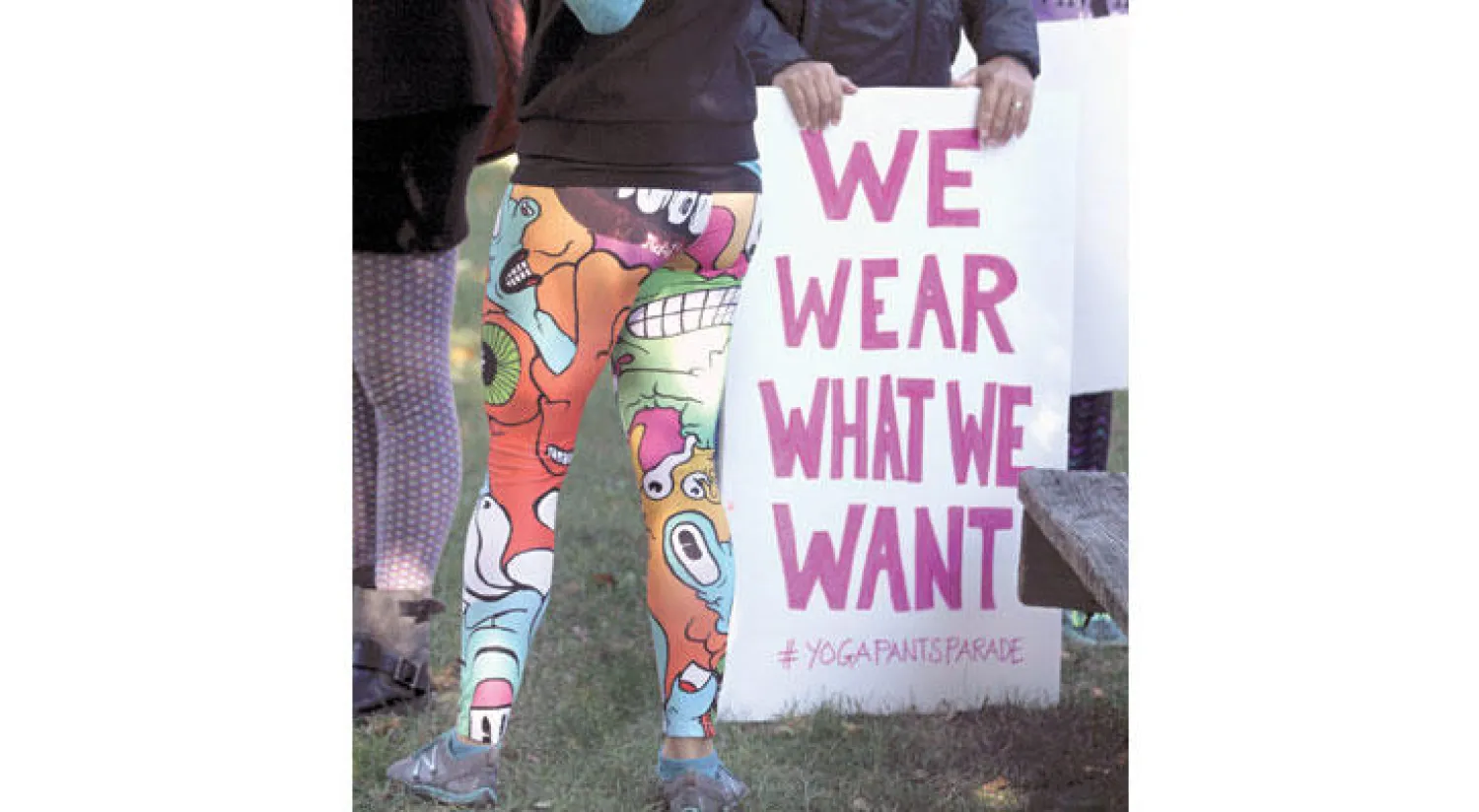 احتشد المئات أمام منزل القارئ الأميركي (أ.ب)