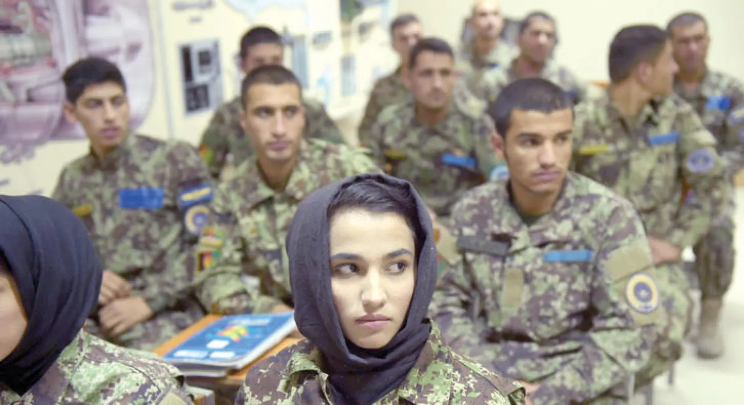 طيارون أفغان خلال دروس أكاديمية الطيران بالعاصمة كابل حيث يتم تدريبهم على استهداف مواقع «القاعدة» و«طالبان» ضمن الحرب الدائرة ضد المتمردين تحت إشراف قوات التحالف الدولي «أ.ف.ب»