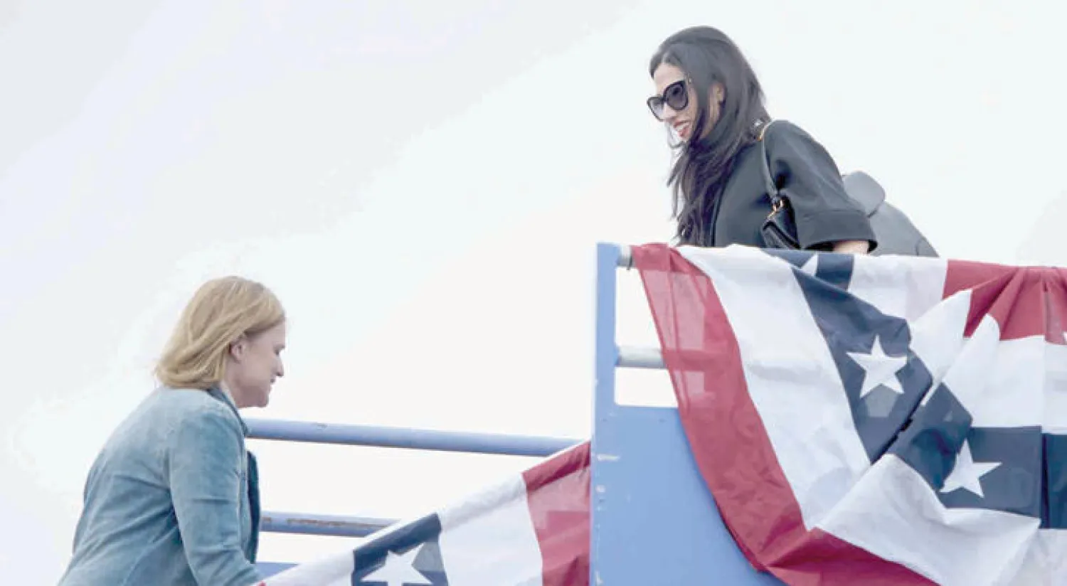 مديرتان في حملة كلينتون: جنيفر بالميرا (يسار) وهوما عابدين (أ.ف.ب)