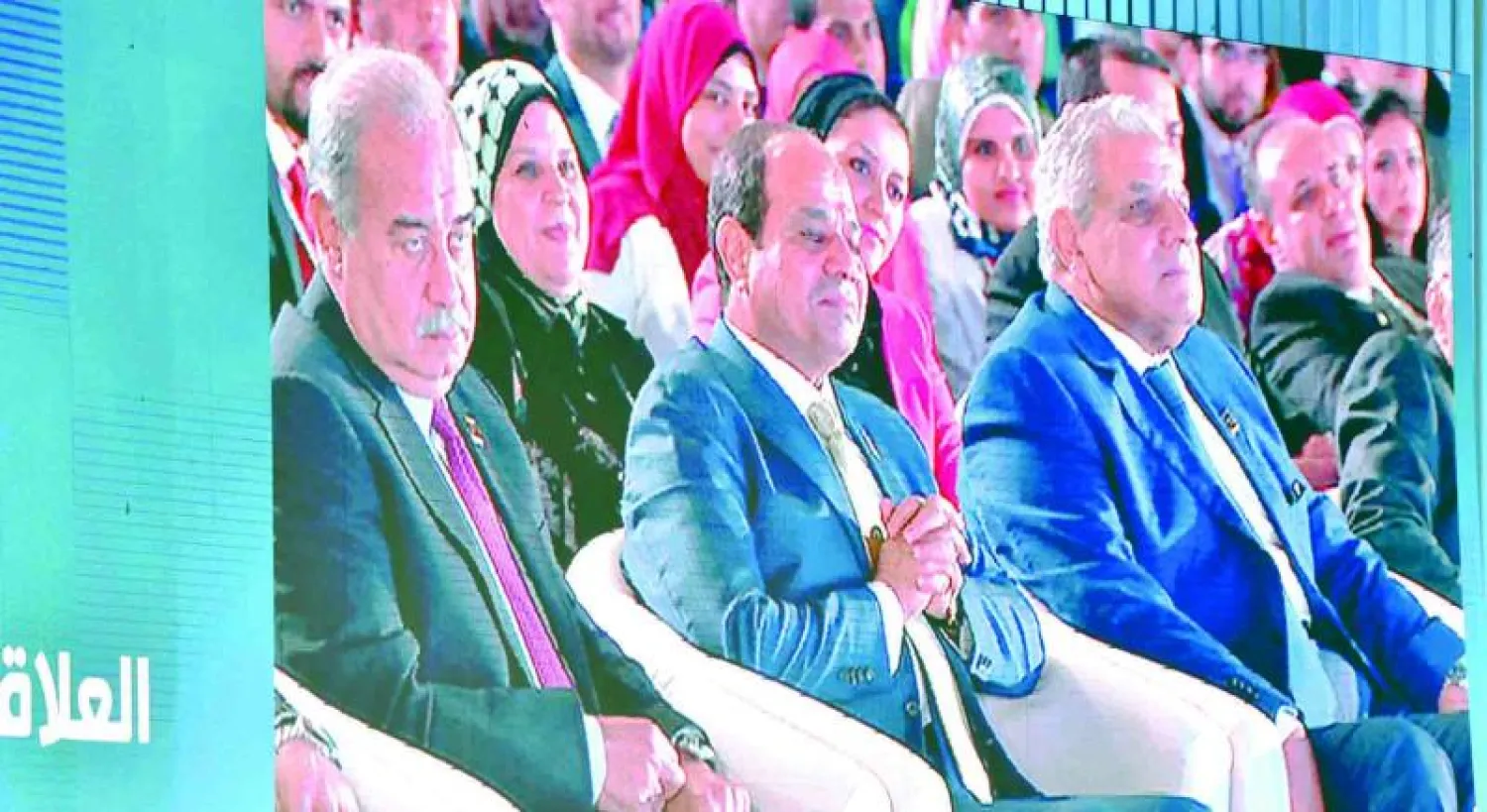 الرئيس المصري عبد الفتاح السيسي (وعلى يمينه) شريف إسماعيل رئيس الوزراء في المؤتمر الوطني للشباب في شرم الشيخ أمس (أ.ب)
