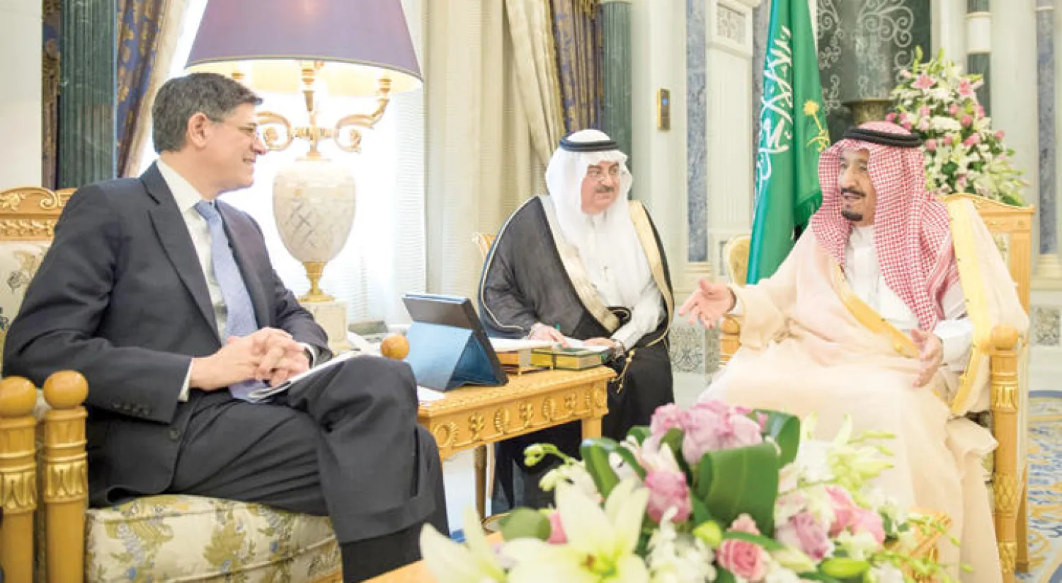 خادم الحرمين الشريفين الملك سلمان بن عبد العزيز لدى لقائه وزير الخزانة الأميركي جاكوب ليو في الرياض أمس (واس)