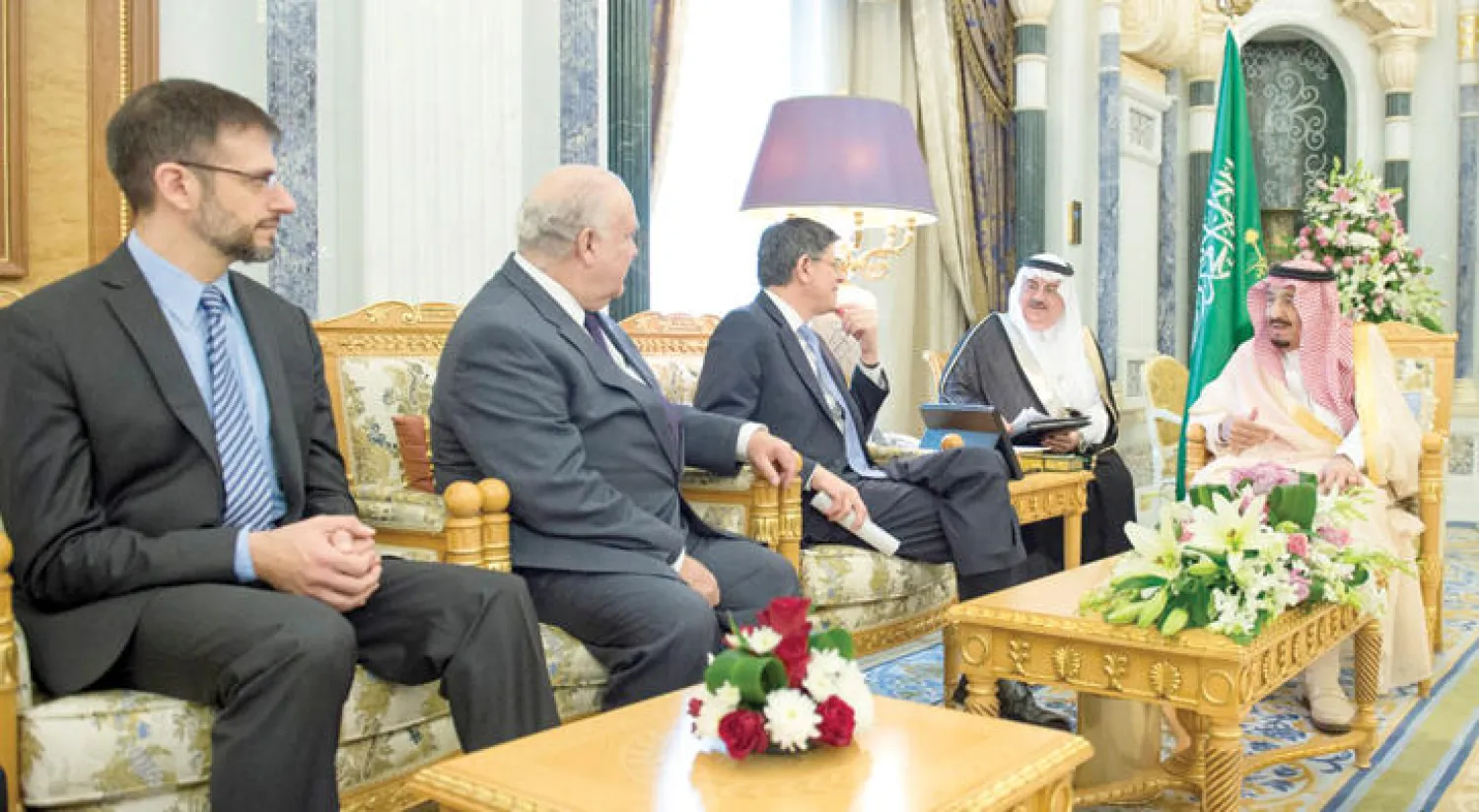 الملك سلمان بن عبد العزيز خلال لقائه الوزير جاكوب ليو.. ويبدو السفير الأميركي لدى السعودية جوزيف ويستفول (واس)