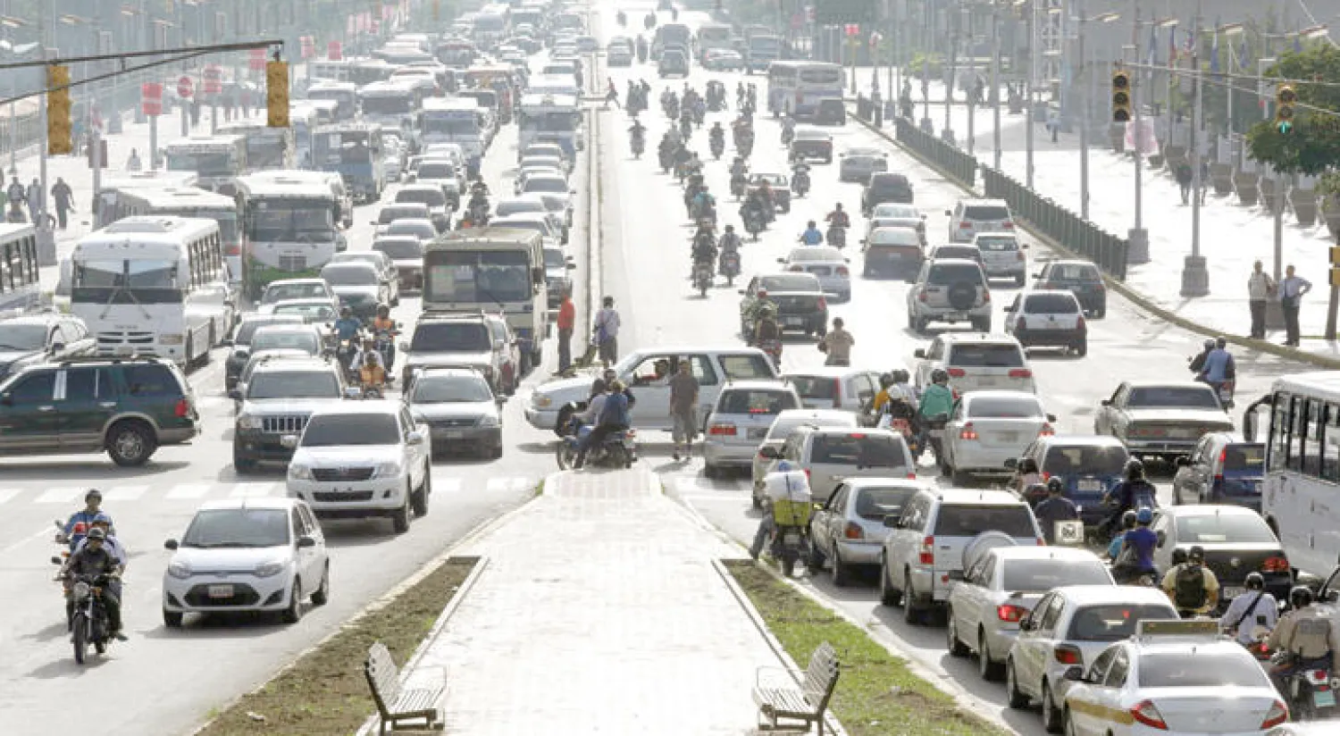 فوضى عارمة في العاصمة كاراكاس خلال الإضراب العام الذي دعت إليه المعارضة أمس. والحكومة تهدد بإنزال الجيش (رويترز)