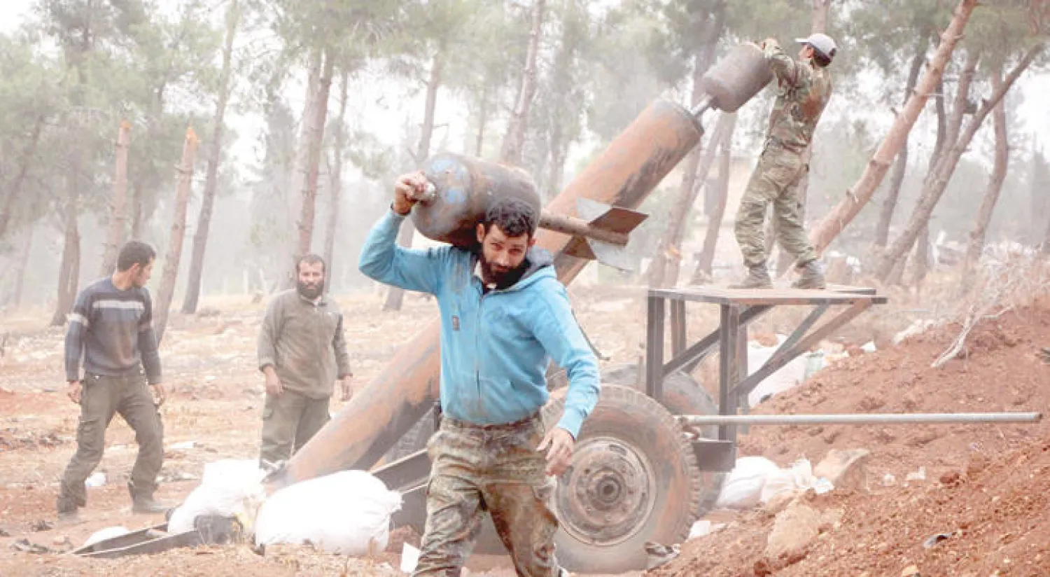 عناصر من جيش الفتح تعد لهجوم على غرب حلب الذي يسيطر عليه جيش النظام (أ.ف.ب)