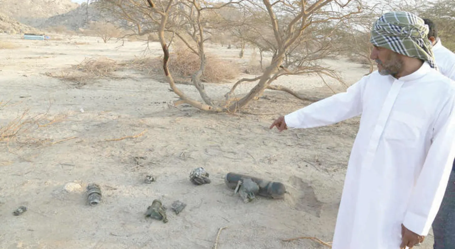 مواطن سعودي يشير إلى شظايا الصاروخ الباليستي المدمر الذي استهدف به الحوثيون وصالح منطقة مكة المكرمة (تصوير: أحمد حشاد)