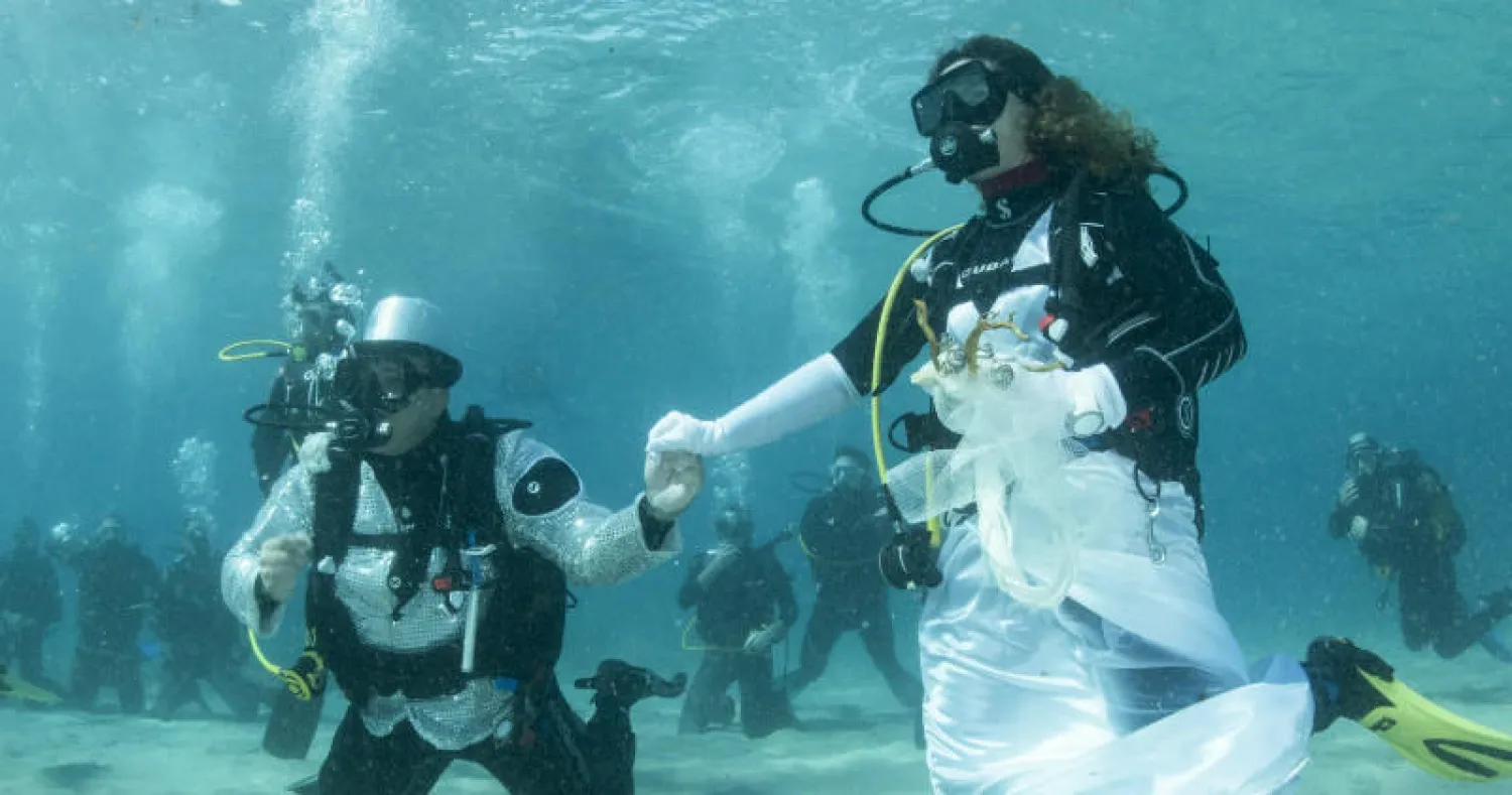 حفل زفاف كامل تحت الماء لعروسين إيطاليين