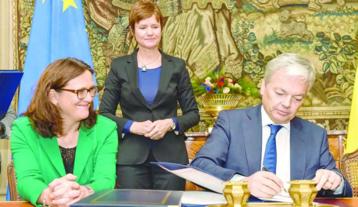 وزير الخارجية البلجيكي لدى توقيعه اتفاقية تفاهم للتجارة الحرة الأوربية ــ الكندية في بروكسل أمس (إ.ب.أ)