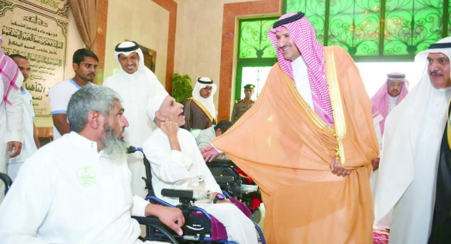 الأمير فيصل بن سلمان مع نزلاء وحدة التوحد خلال زيارته مركز التأهيل الشامل في المدينة المنورة («الشرق الأوسط»)