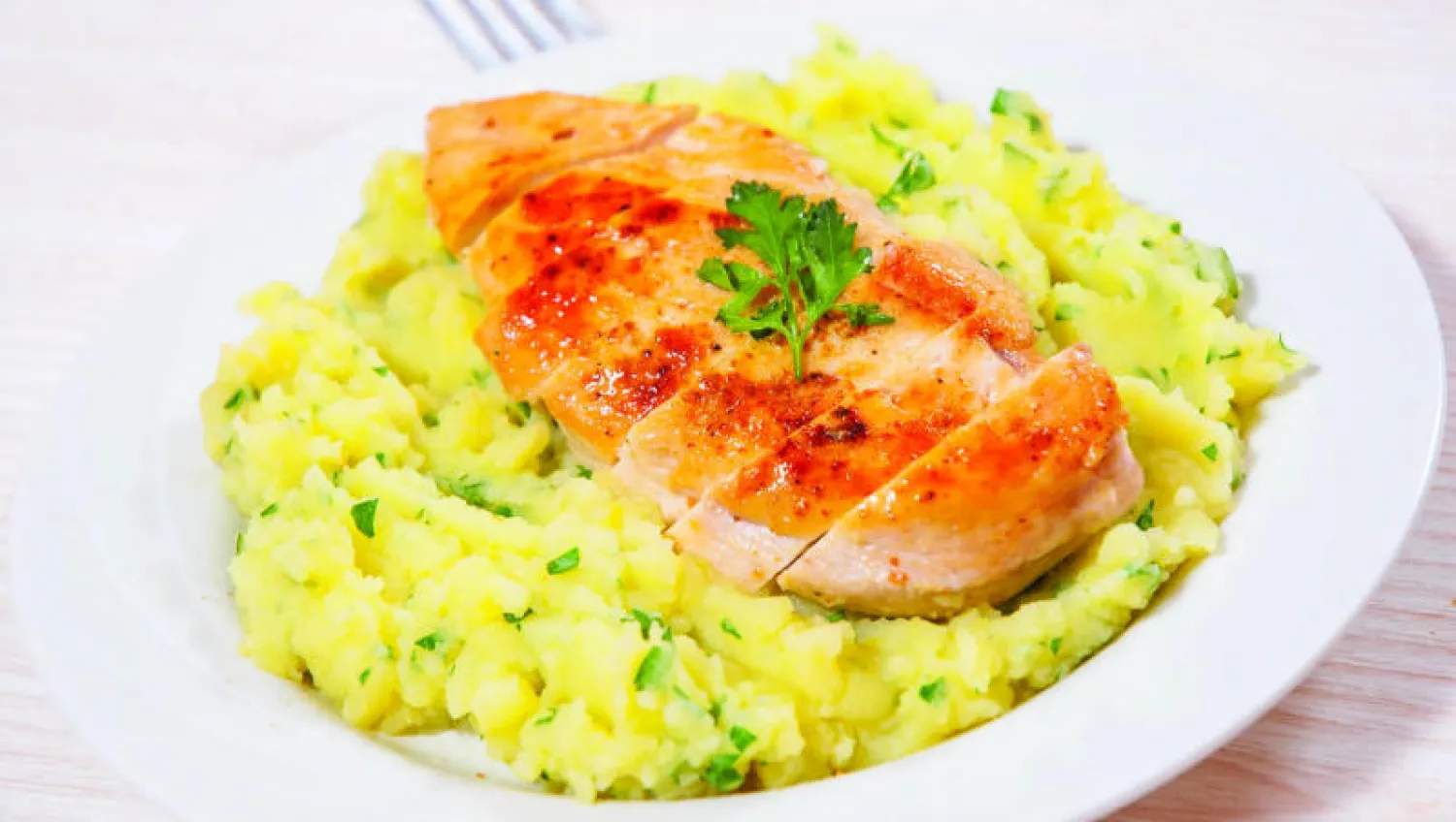 وصفة في 30 دقيقة: دجاج مع البطاطس المهروسة والكريمة