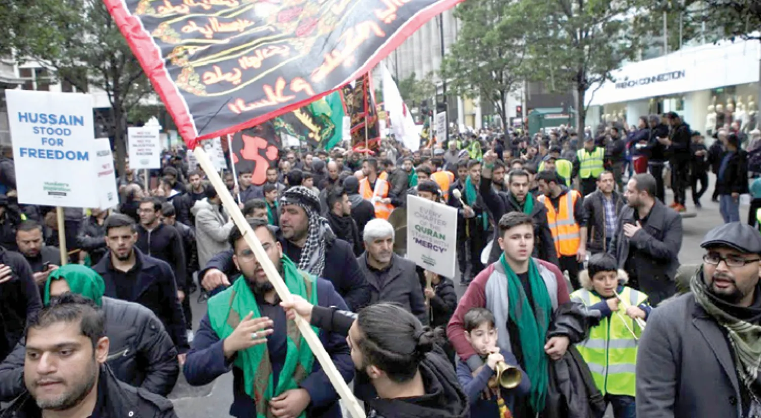 شعارات وهتافات «حزب الله» ترددت بقوة في مسيرة عاشوراء بلندن (تصوير: جيمس حنا)