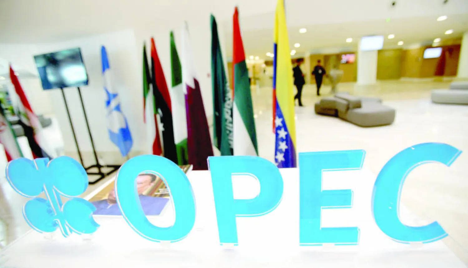 أعضاء في منظمة أوبك في طريقهم للاجتماع في الجزائر أواخر الشهر الماضي (رويترز)