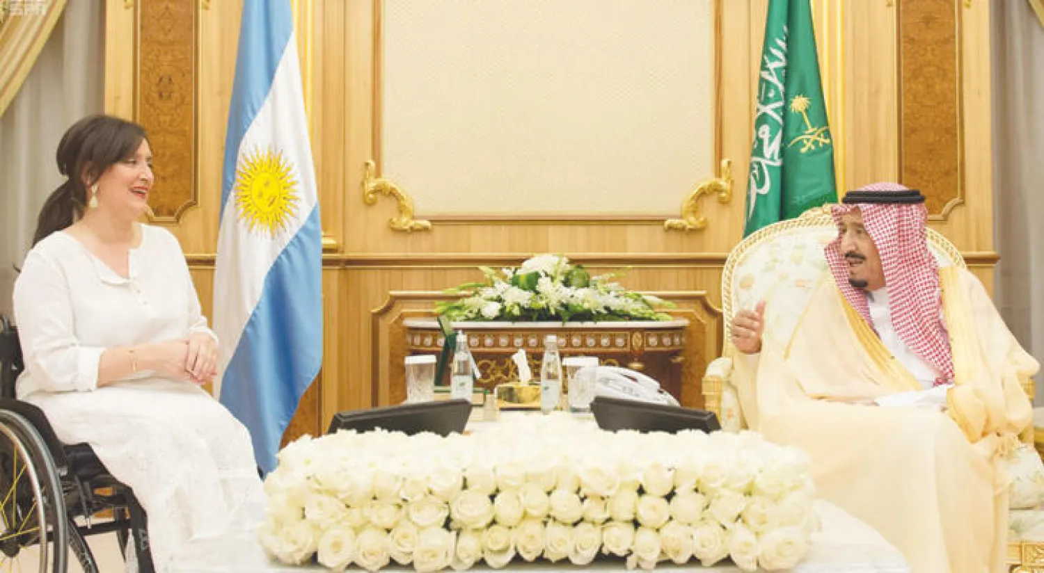 خادم الحرمين الشريفين الملك سلمان بن عبد العزيز لدى لقائه نائبة الرئيس الأرجنتيني غابرييلا ميكيتي في الرياض أمس (واس)