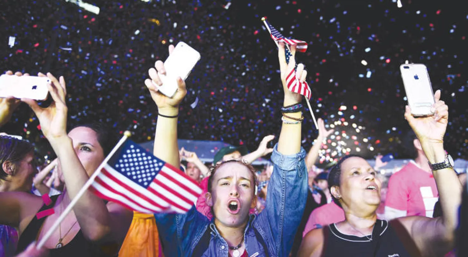 جانب من الحفل المجاني الذي أحيته المغنية الأميركية جنيفر لوبيز دعما لحملة الديمقراطية هيلاري كلينتون أول من أمس في ميامي (أ.ف.ب)