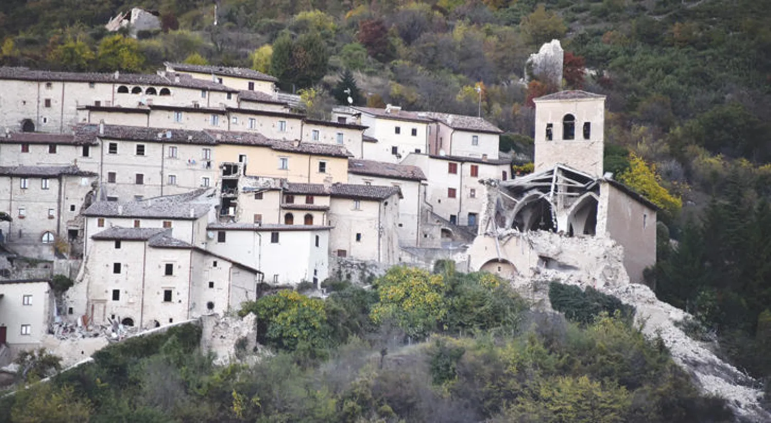 جانب من الدمار الذي لحق بمبان قريبة من نورسيا إثر زلزال الأحد (رويترز)