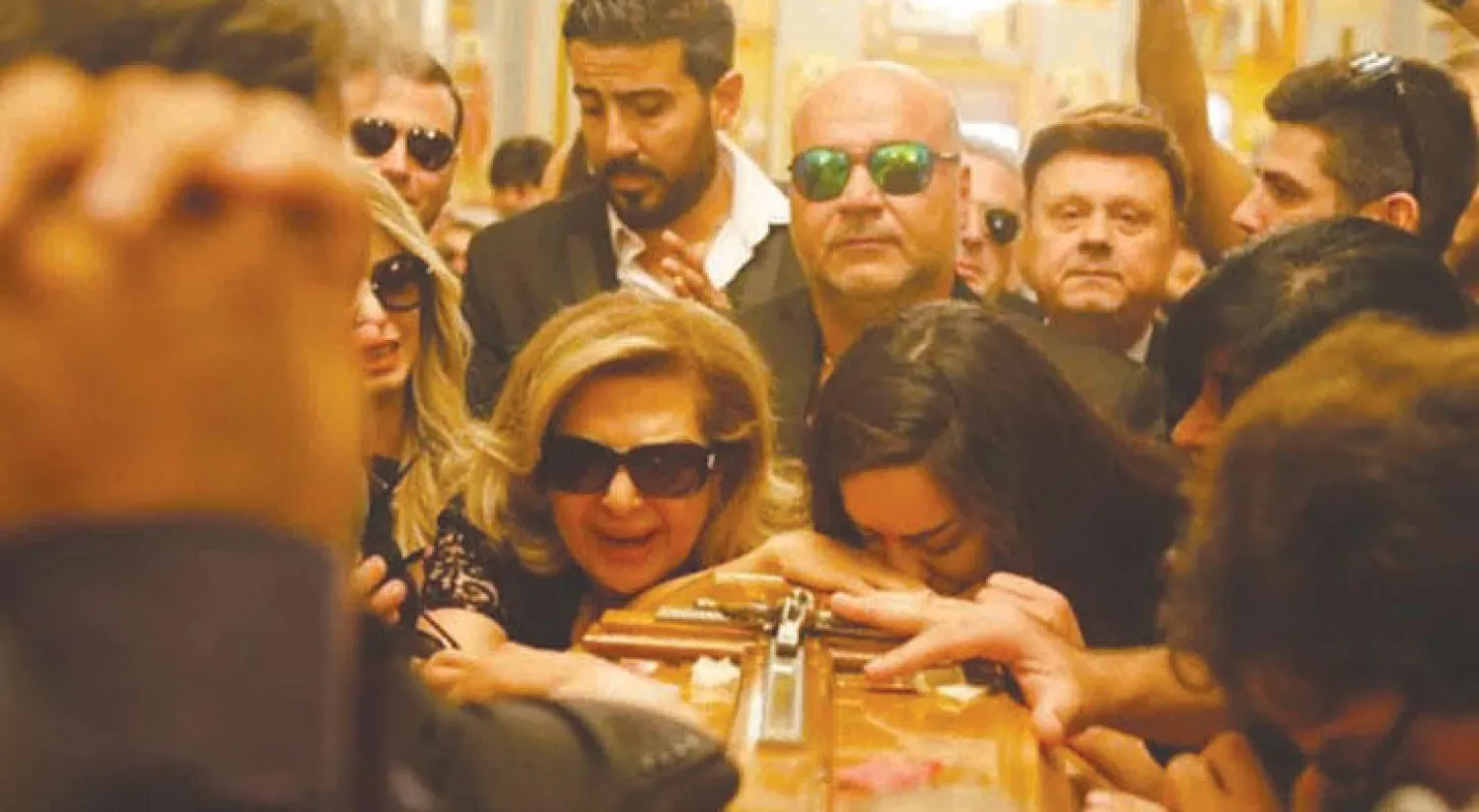 لحظة وداع الموسيقار الراحل من قبل أفراد عائلته