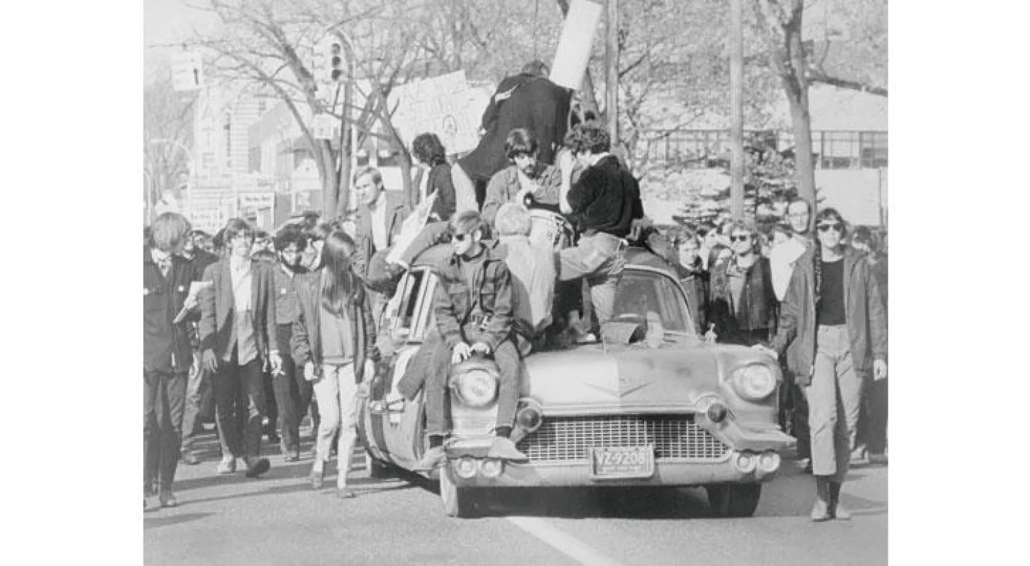 طلاب الجامعة ينظمون احتجاجا ضد حرب فيتنام (غيتي)