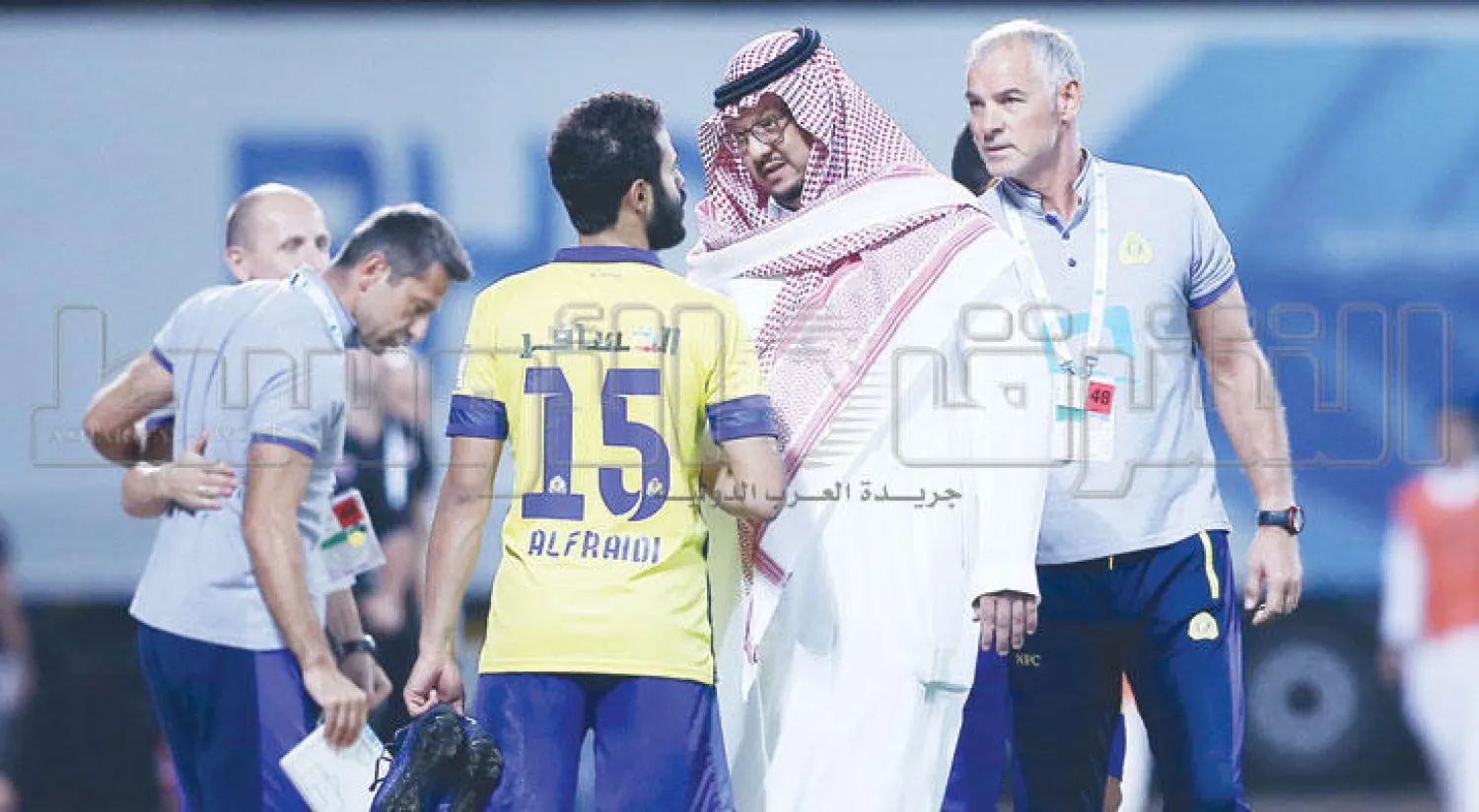 الأمير فيصل بن تركي مع لاعبي النصر (تصوير: عبد العزيز النومان)