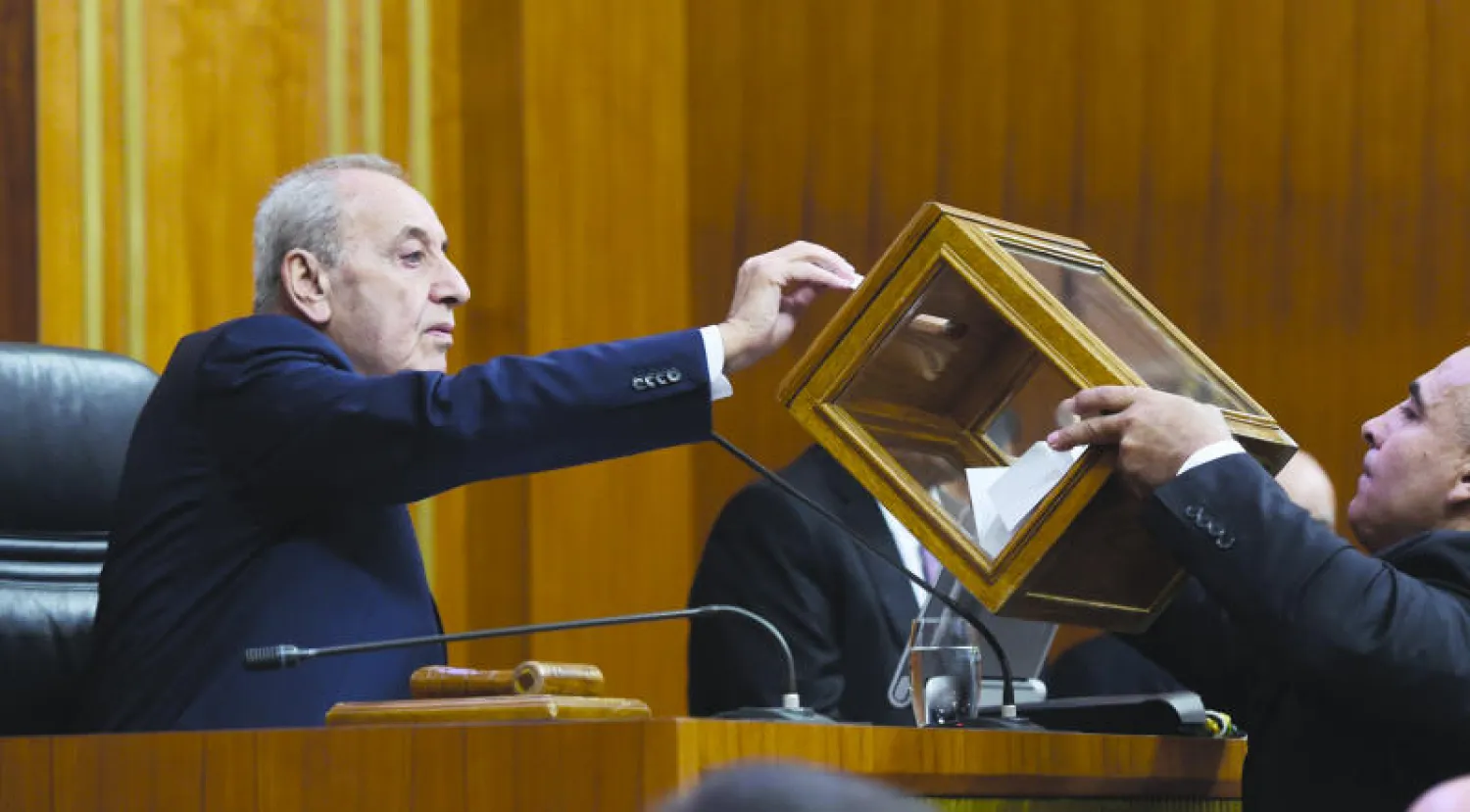 رئيس مجلس النواب اللبناني نبيه بري يدلي بصوته خلال الدورة الانتخابية الرئاسية في البرلمان في وسط بيروت، التي انتخب فيها ميشال عون، الجنرال السابق رئيسًا للبنان منهيًا بذلك الفراغ الرئاسي الذي استمر لمدة سنتين ونصف (أ.ف.ب)