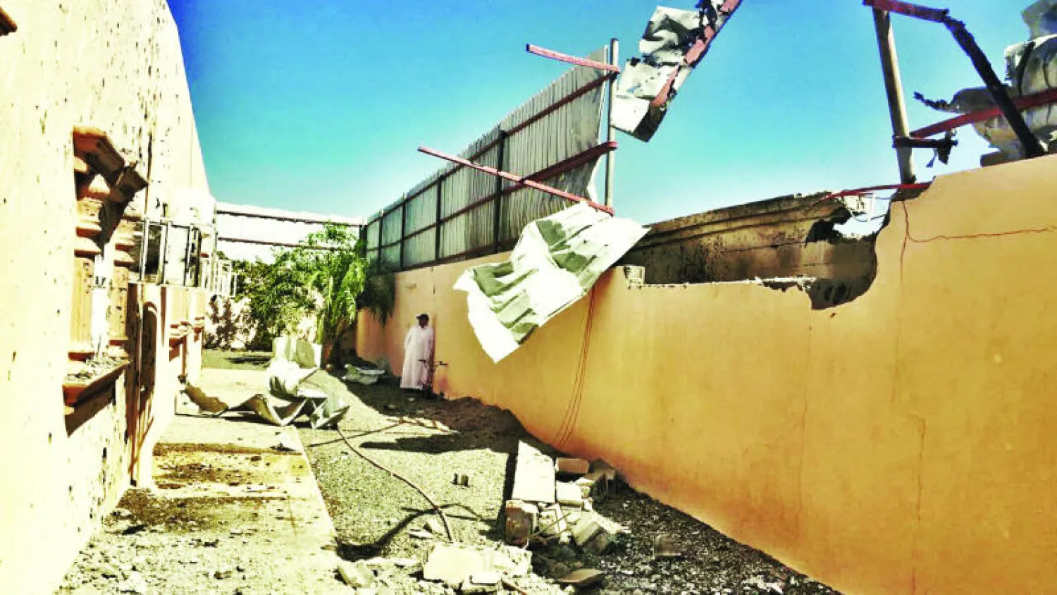 جانب من الأضرار التي أحدثتها المقذوفات التي أطلقها الحوثيون على نجران أمس («الشرق الأوسط»)